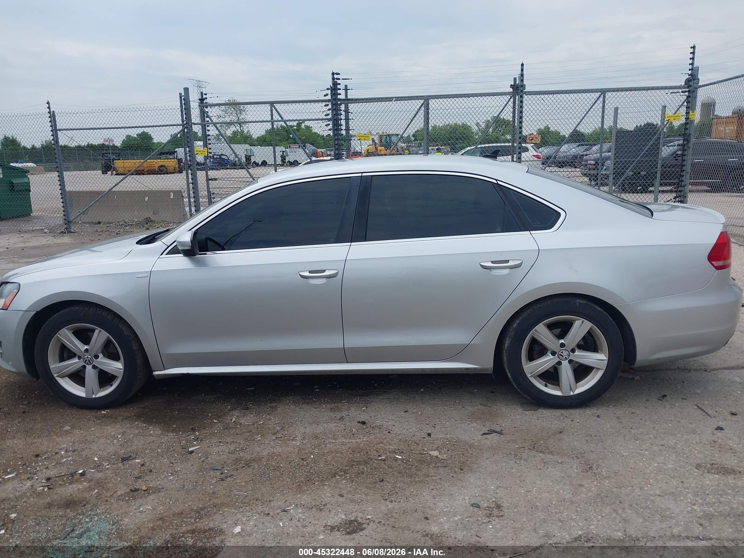 2014 Volkswagen Passat 1.8t Wolfsburg Edition Silver vin: 1VWAT7A30EC037694