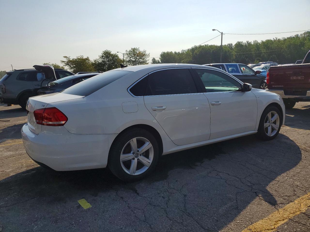 2014 Volkswagen Passat S White vin: 1VWAT7A30EC039803