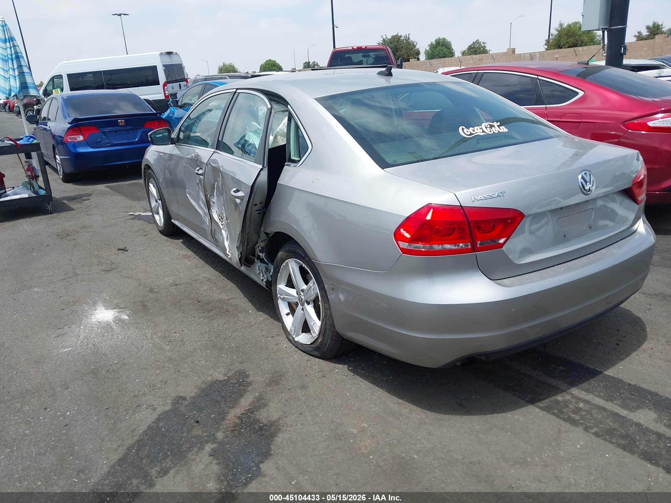 2014 Volkswagen Passat 1.8t Wolfsburg Edition Silver vin: 1VWAT7A30EC043009
