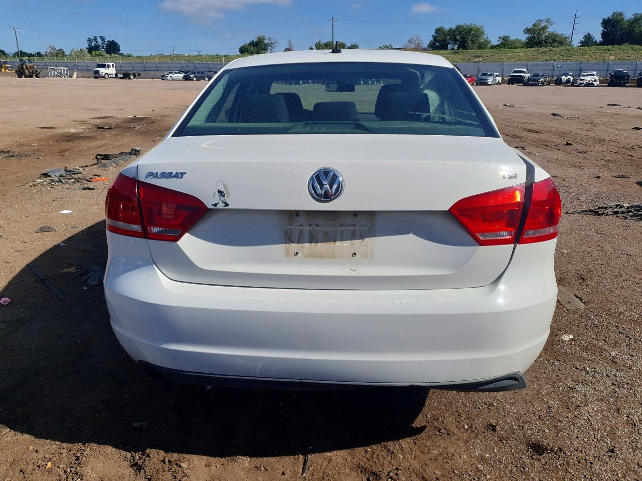2014 Volkswagen Passat S Белый vin: 1VWAT7A30EC050008
