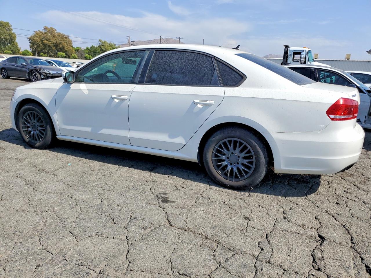 2014 Volkswagen Passat S White vin: 1VWAT7A30EC050199