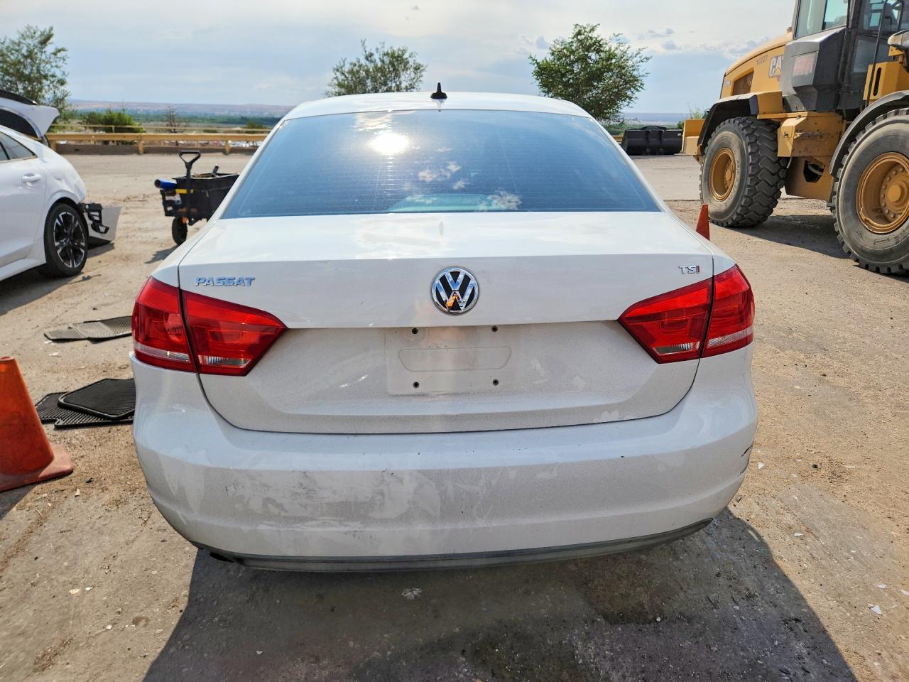 2014 Volkswagen Passat S White vin: 1VWAT7A30EC084840