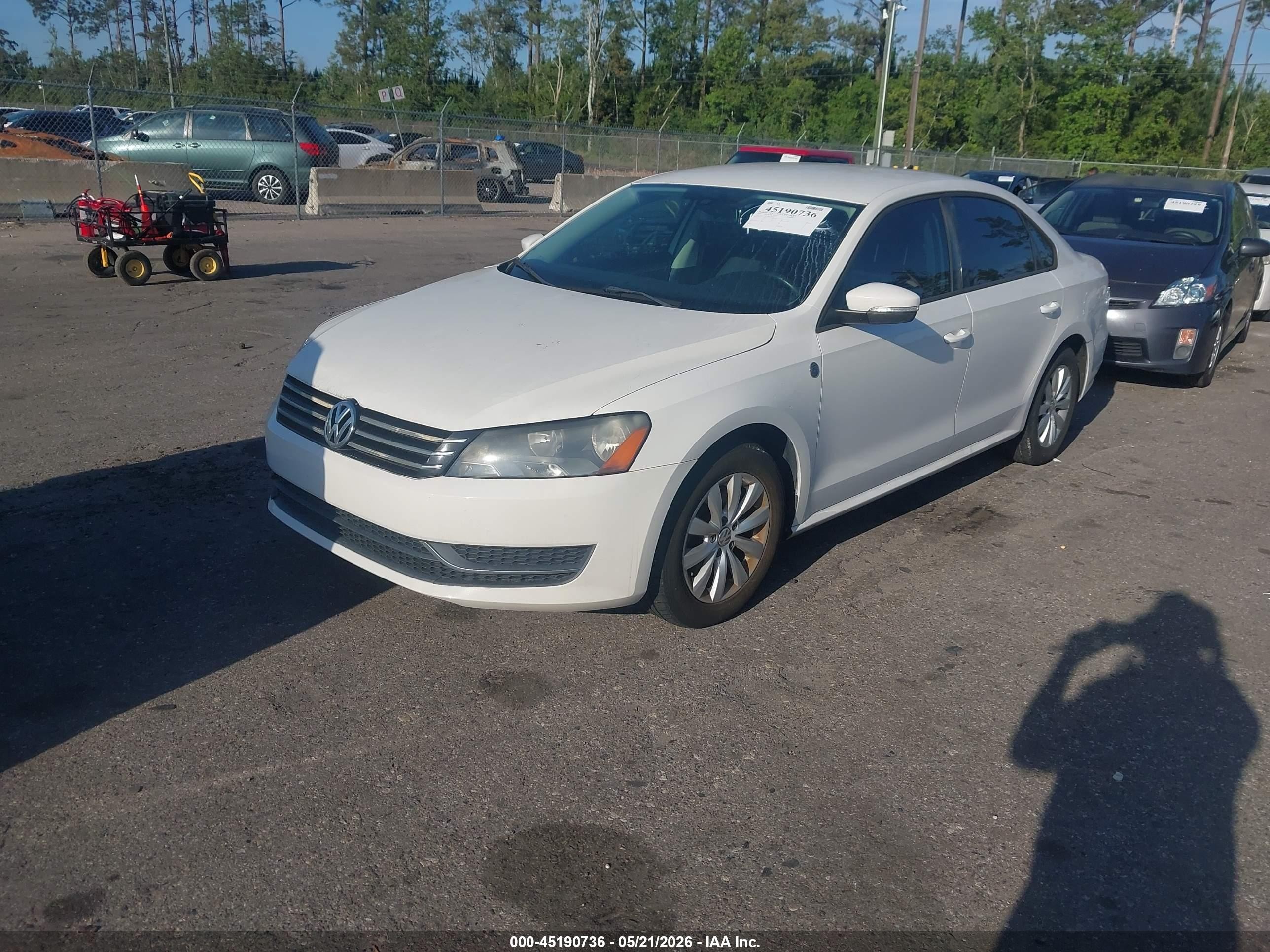 2014 Volkswagen Passat 1.8t Wolfsburg Edition White vin: 1VWAT7A30EC091920