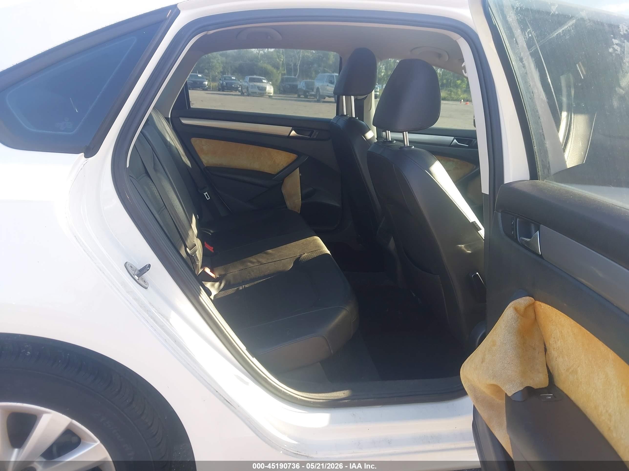 2014 Volkswagen Passat 1.8t Wolfsburg Edition White vin: 1VWAT7A30EC091920