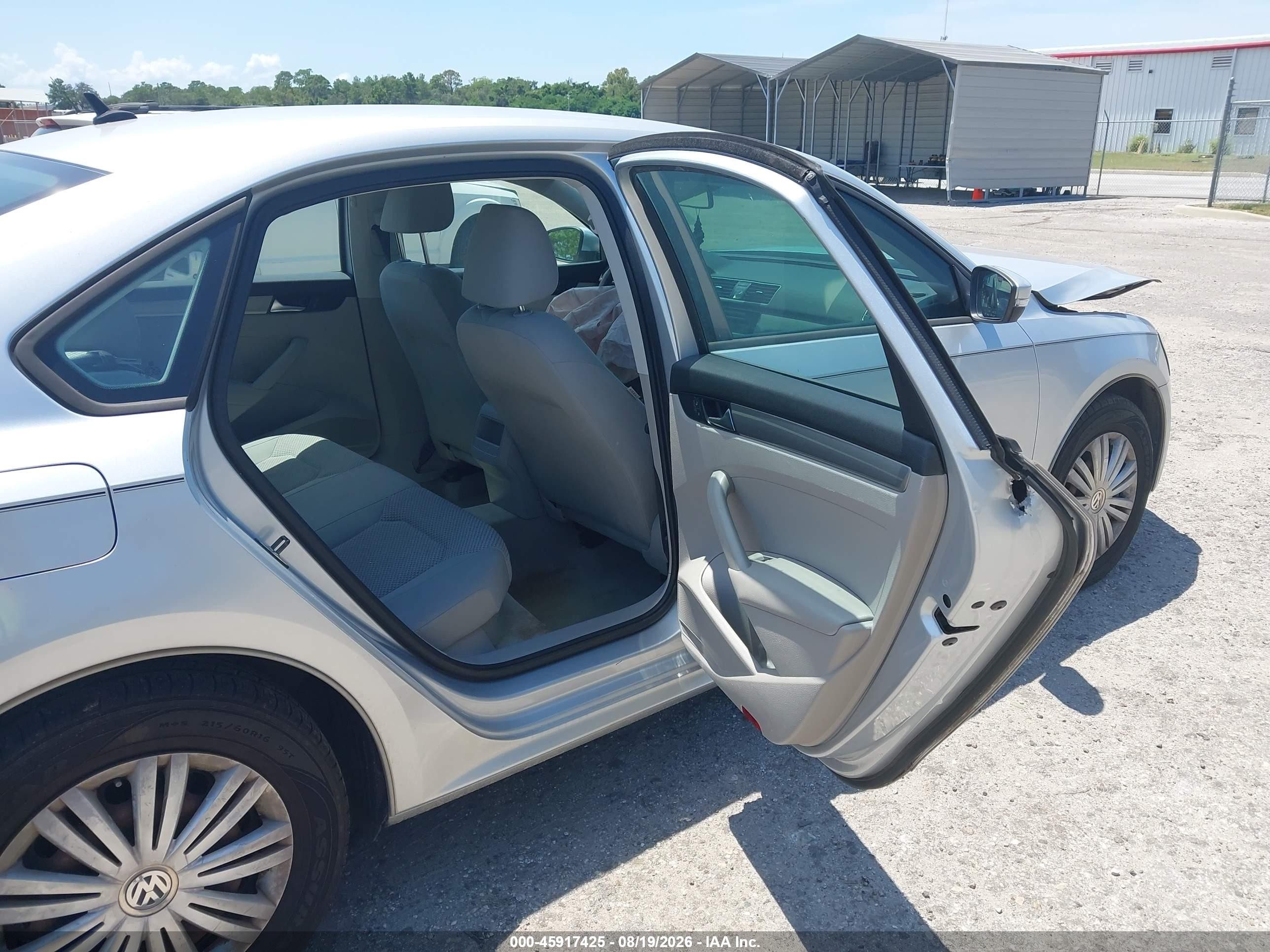 2014 Volkswagen Passat 1.8t S Silver vin: 1VWAT7A30EC111373