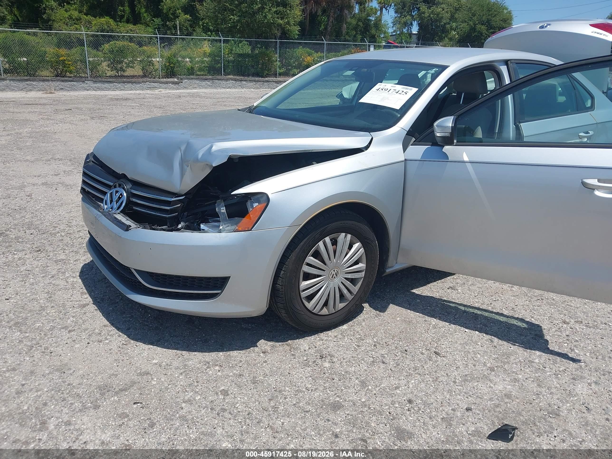 2014 Volkswagen Passat 1.8t S Silver vin: 1VWAT7A30EC111373