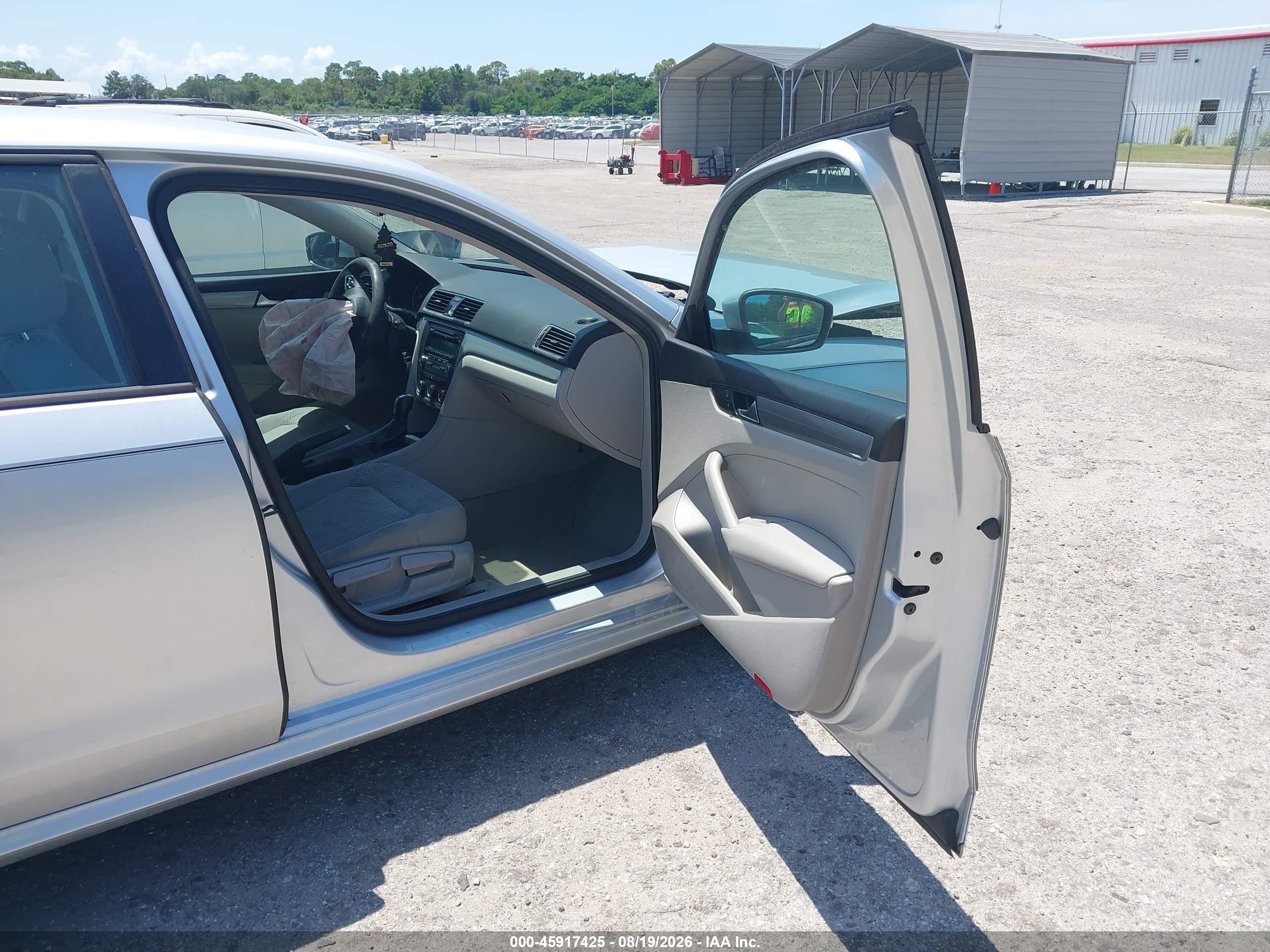 2014 Volkswagen Passat 1.8t S Silver vin: 1VWAT7A30EC111373