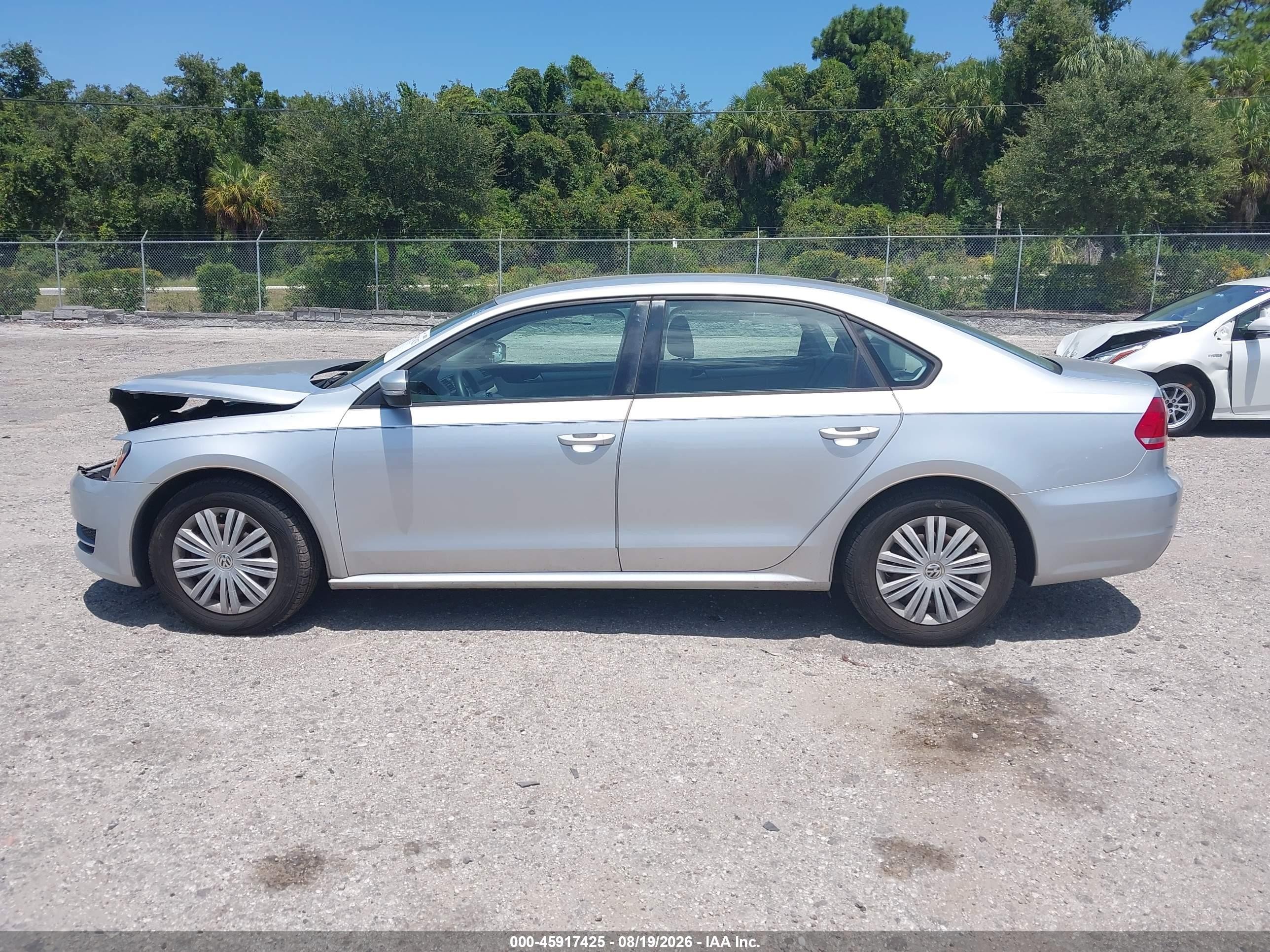 2014 Volkswagen Passat 1.8t S Silver vin: 1VWAT7A30EC111373