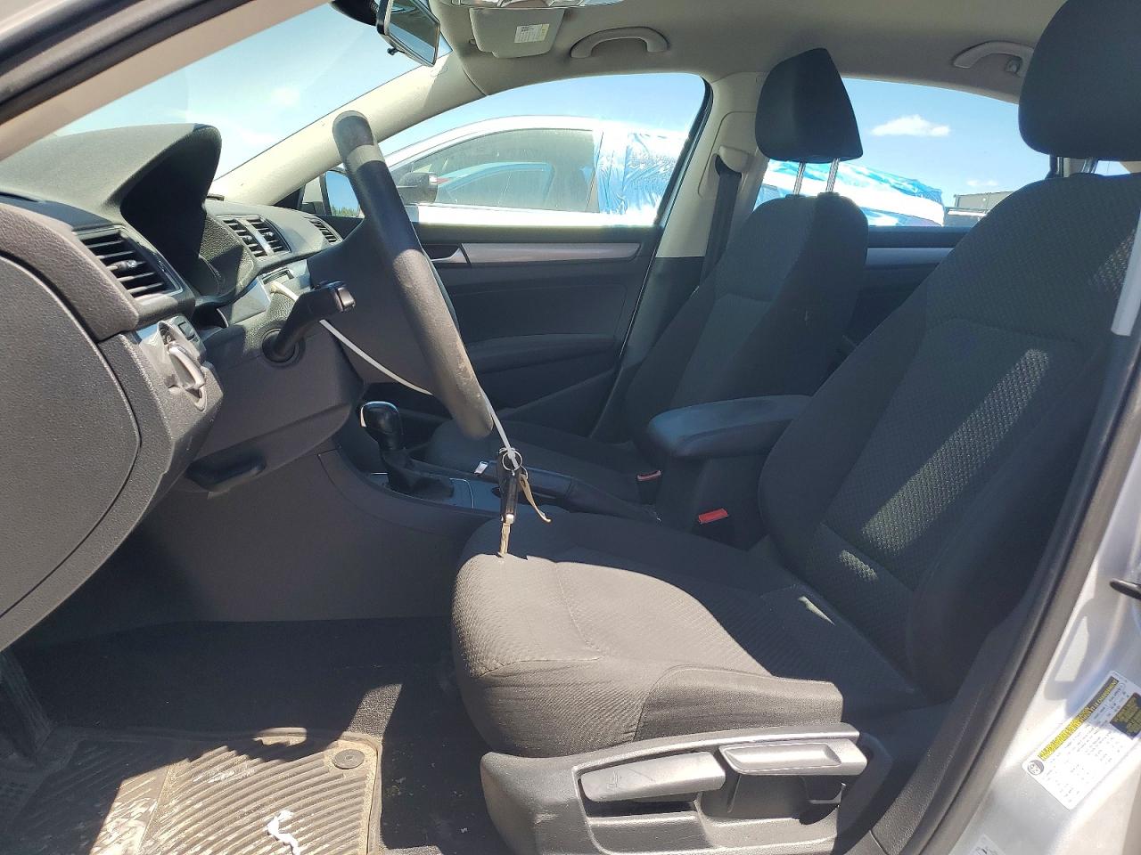 2014 Volkswagen Passat S Серебряный vin: 1VWAT7A30EC114287