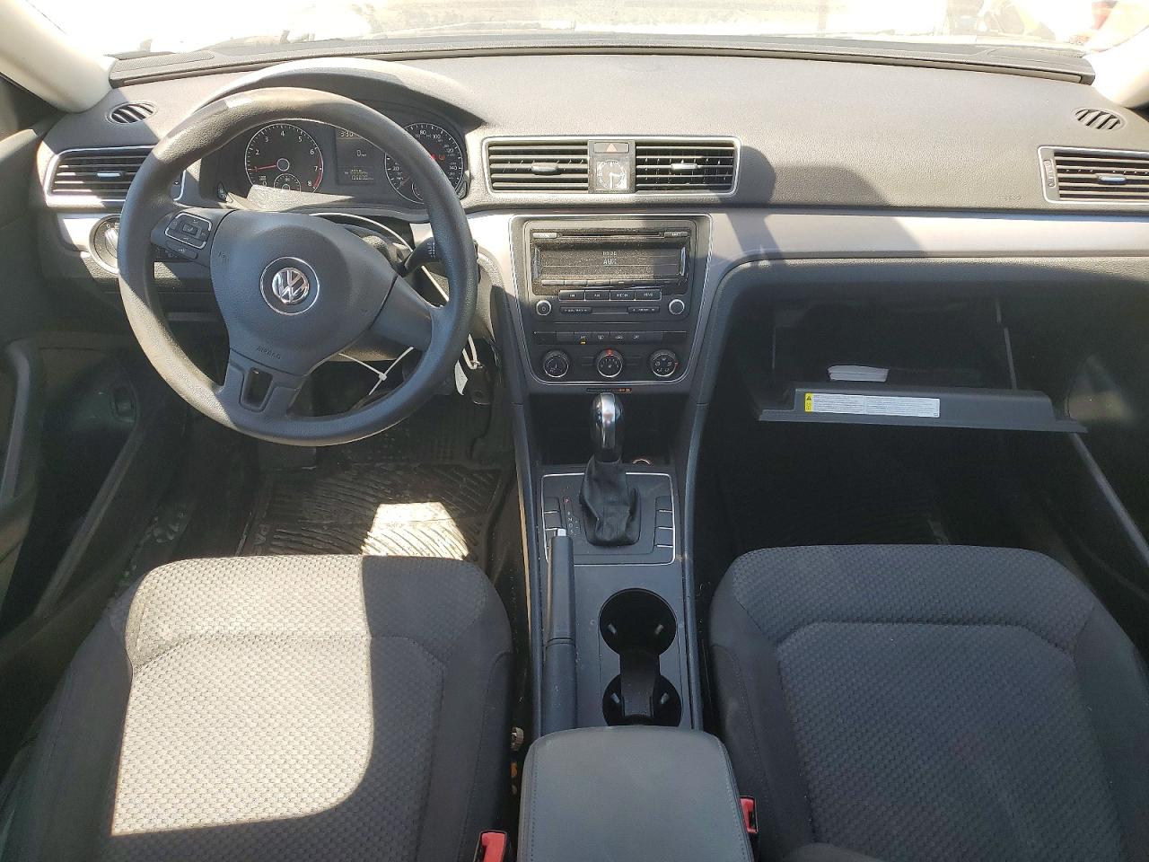 2014 Volkswagen Passat S Серебряный vin: 1VWAT7A30EC114287
