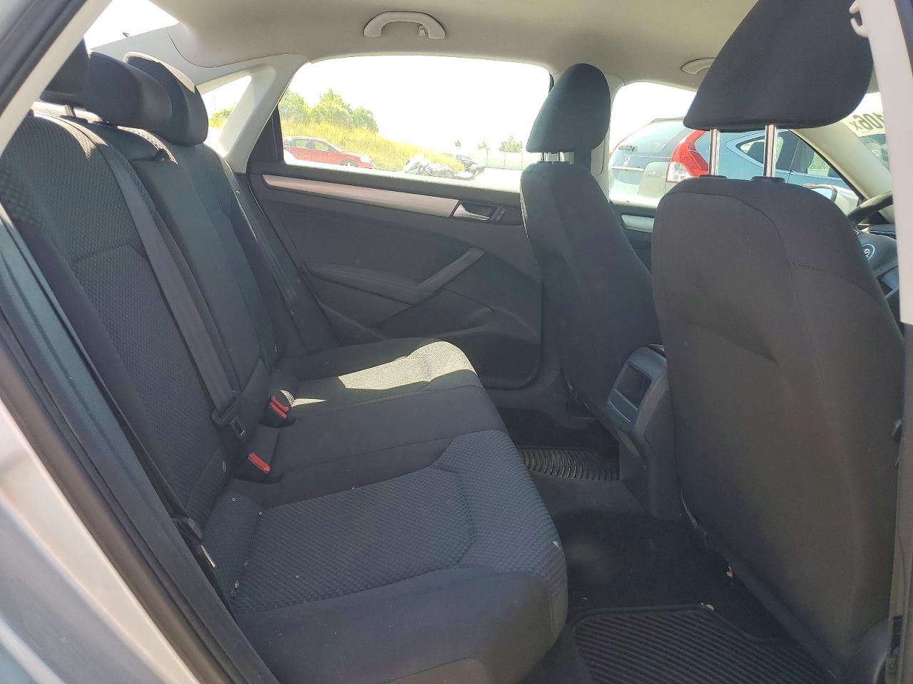 2014 Volkswagen Passat S Серебряный vin: 1VWAT7A30EC114287