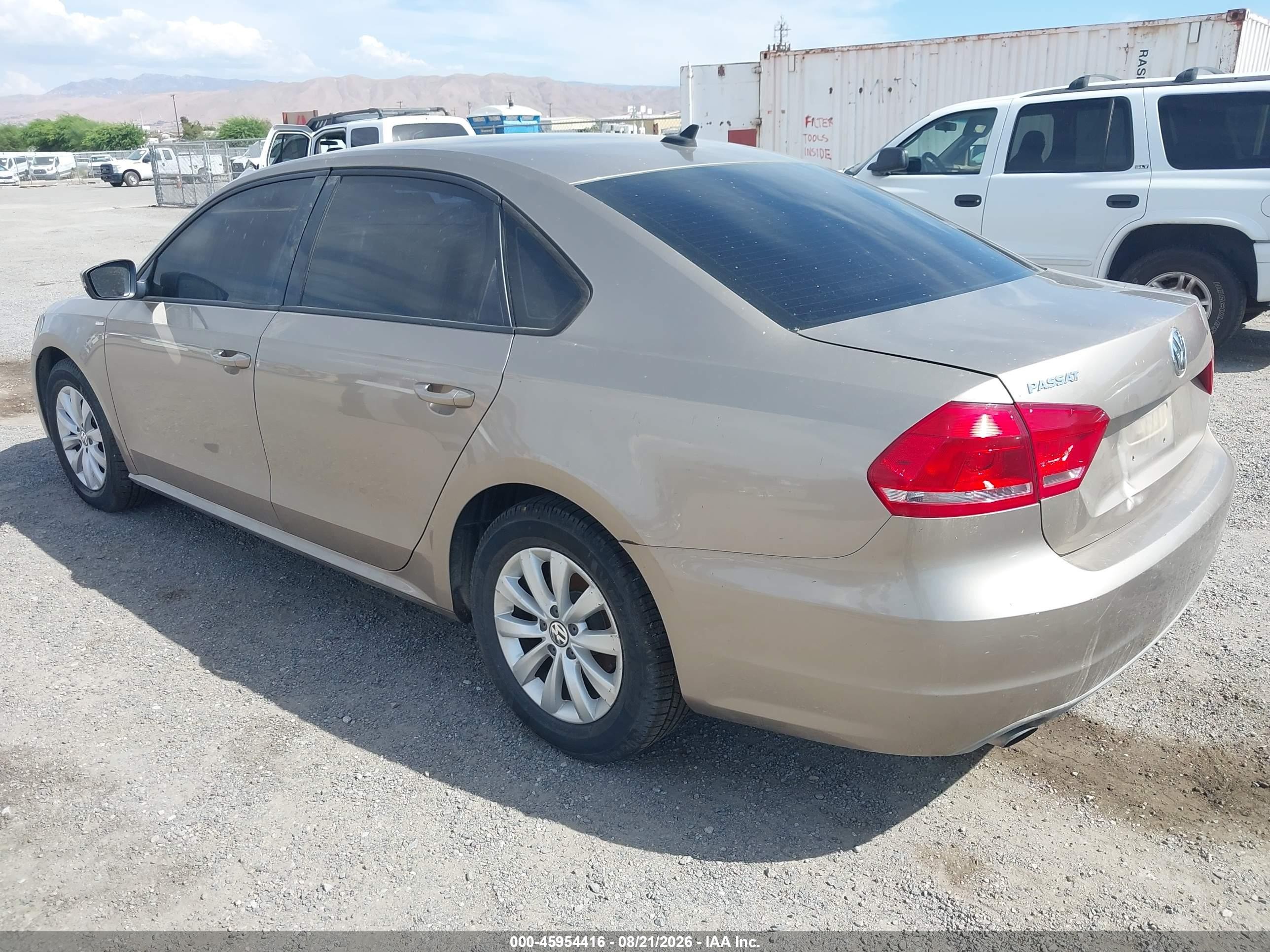 2015 Volkswagen Passat 1.8t Wolfsburg Edition Gold vin: 1VWAT7A30FC007063