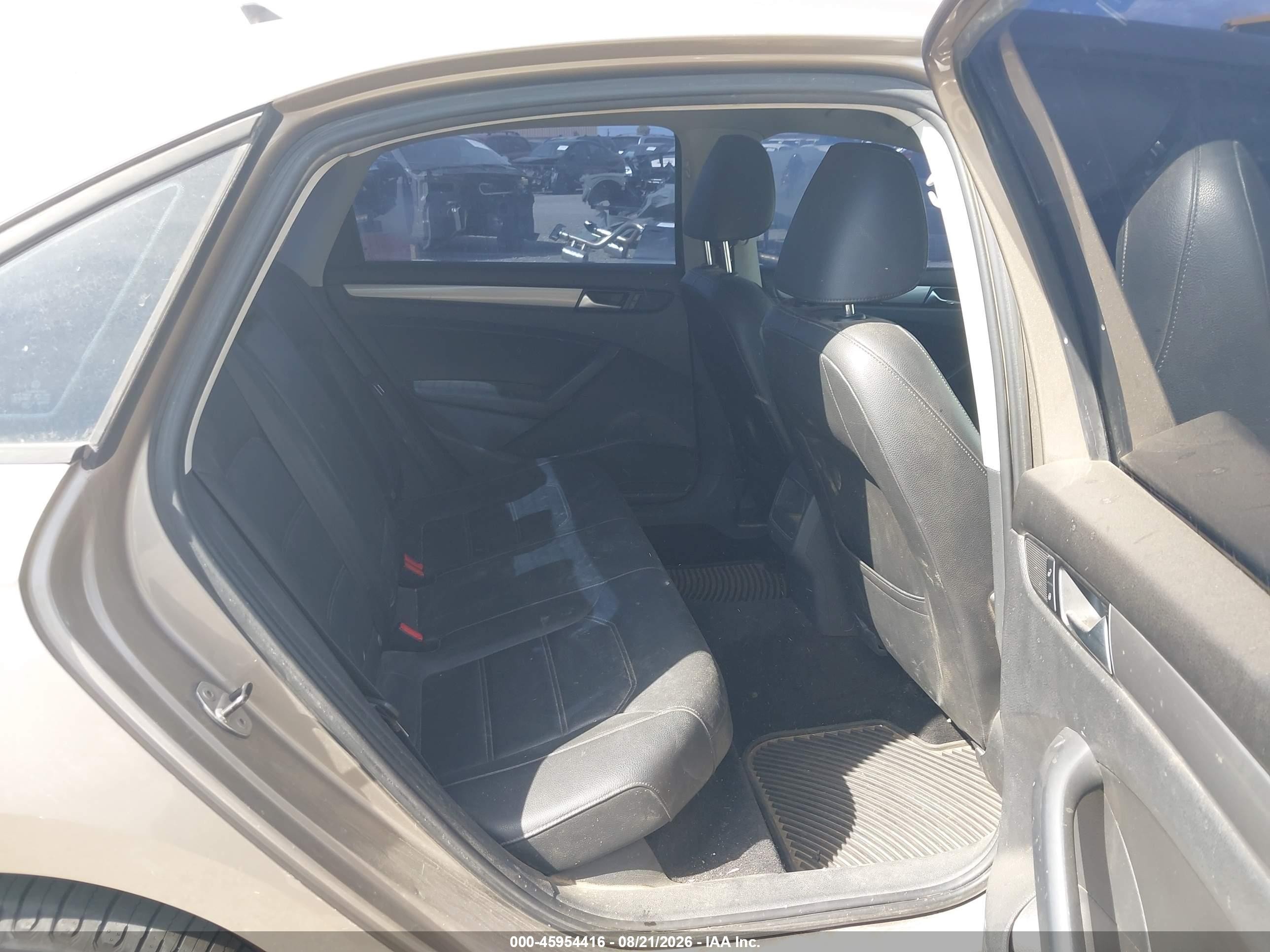 2015 Volkswagen Passat 1.8t Wolfsburg Edition Gold vin: 1VWAT7A30FC007063
