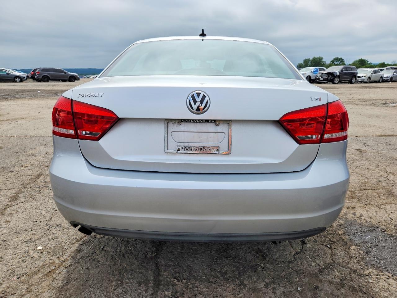 2015 Volkswagen Passat S Серебряный vin: 1VWAT7A30FC020508