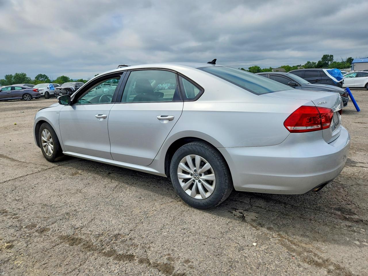2015 Volkswagen Passat S Серебряный vin: 1VWAT7A30FC020508