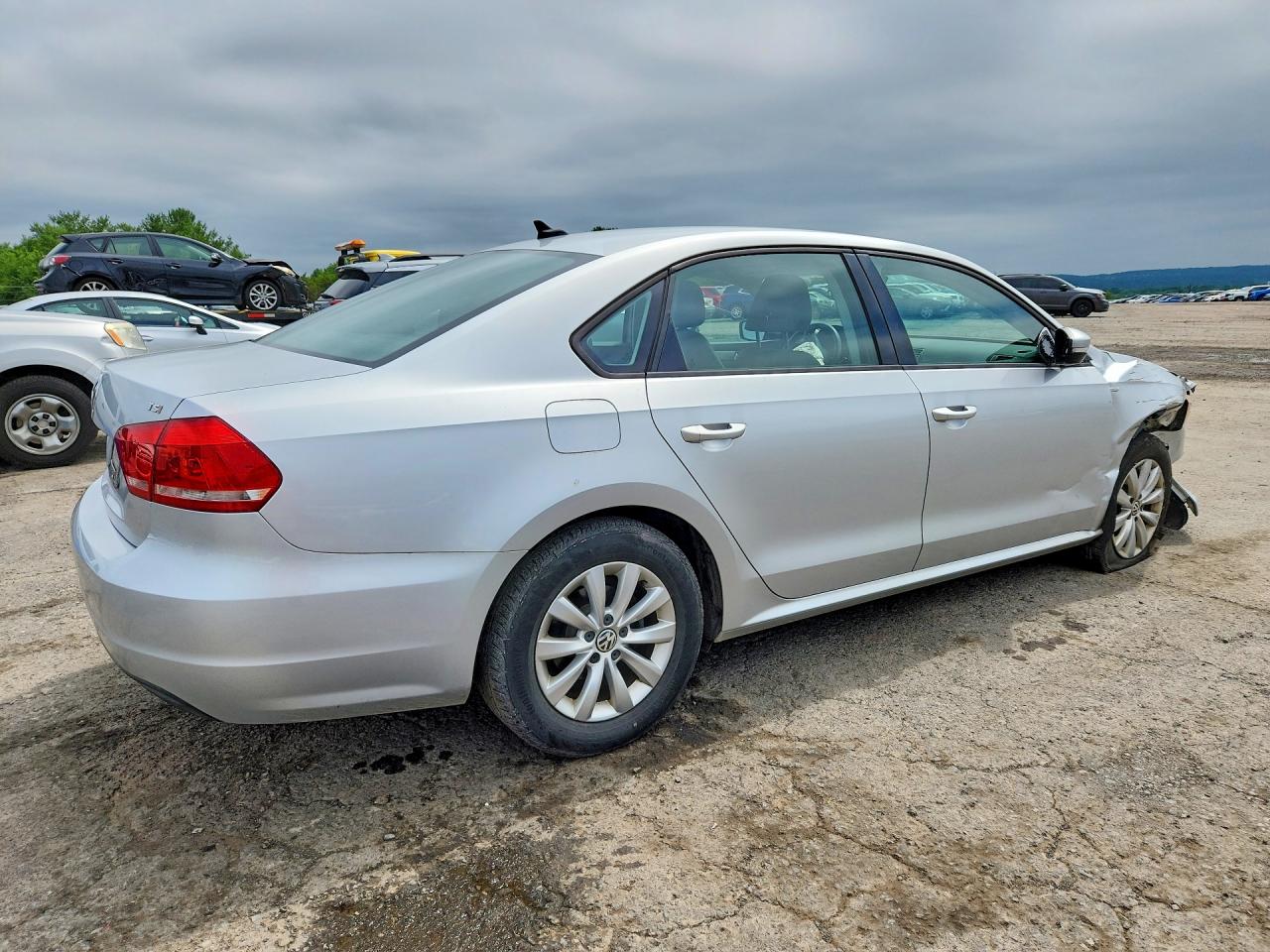 2015 Volkswagen Passat S Серебряный vin: 1VWAT7A30FC020508