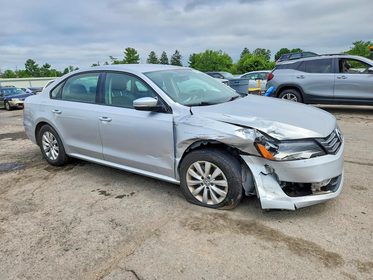 2015 Volkswagen Passat S Серебряный vin: 1VWAT7A30FC020508