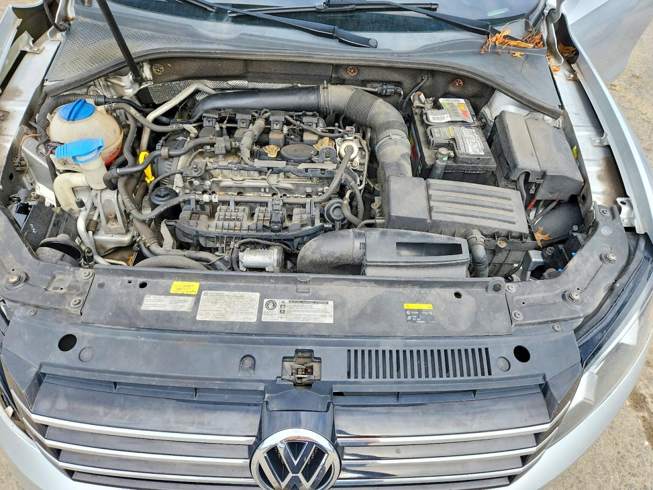2015 Volkswagen Passat S Серебряный vin: 1VWAT7A30FC020508