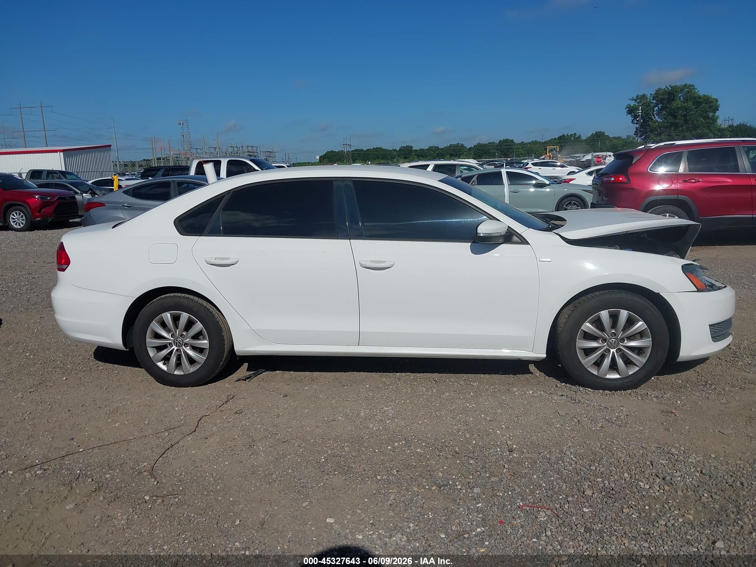 2015 Volkswagen Passat 1.8t Wolfsburg Edition White vin: 1VWAT7A30FC043397