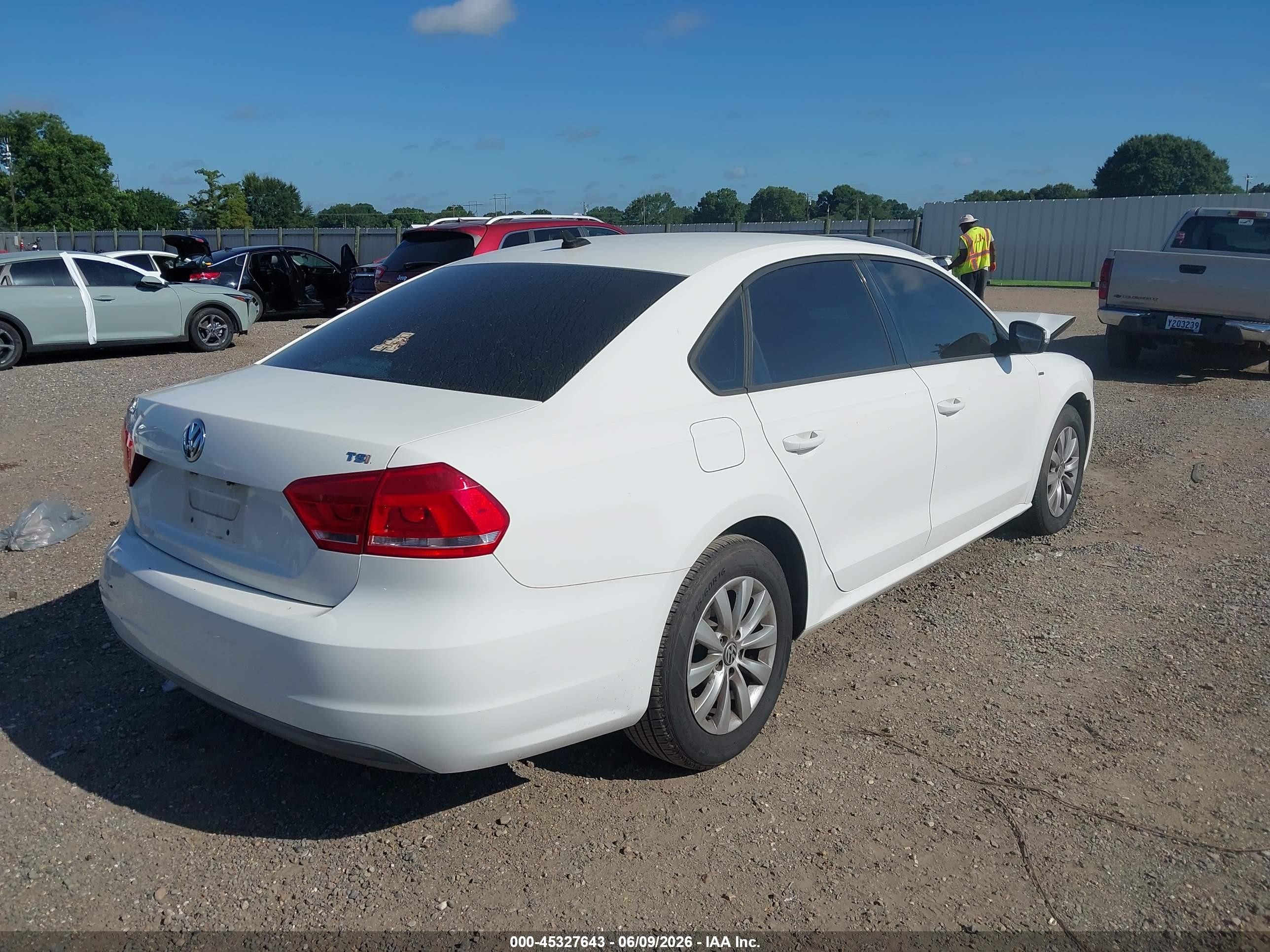 2015 Volkswagen Passat 1.8t Wolfsburg Edition White vin: 1VWAT7A30FC043397