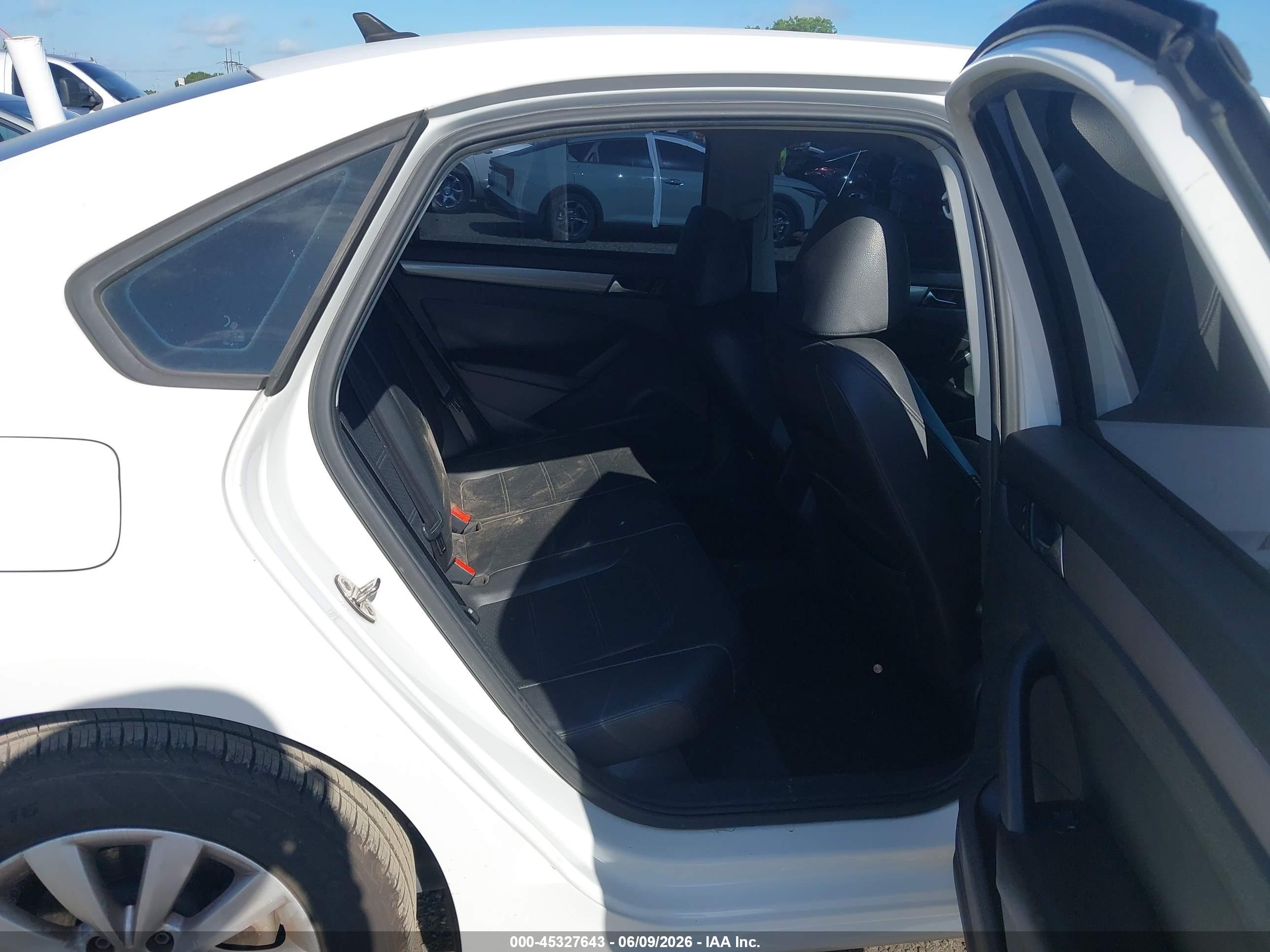 2015 Volkswagen Passat 1.8t Wolfsburg Edition White vin: 1VWAT7A30FC043397