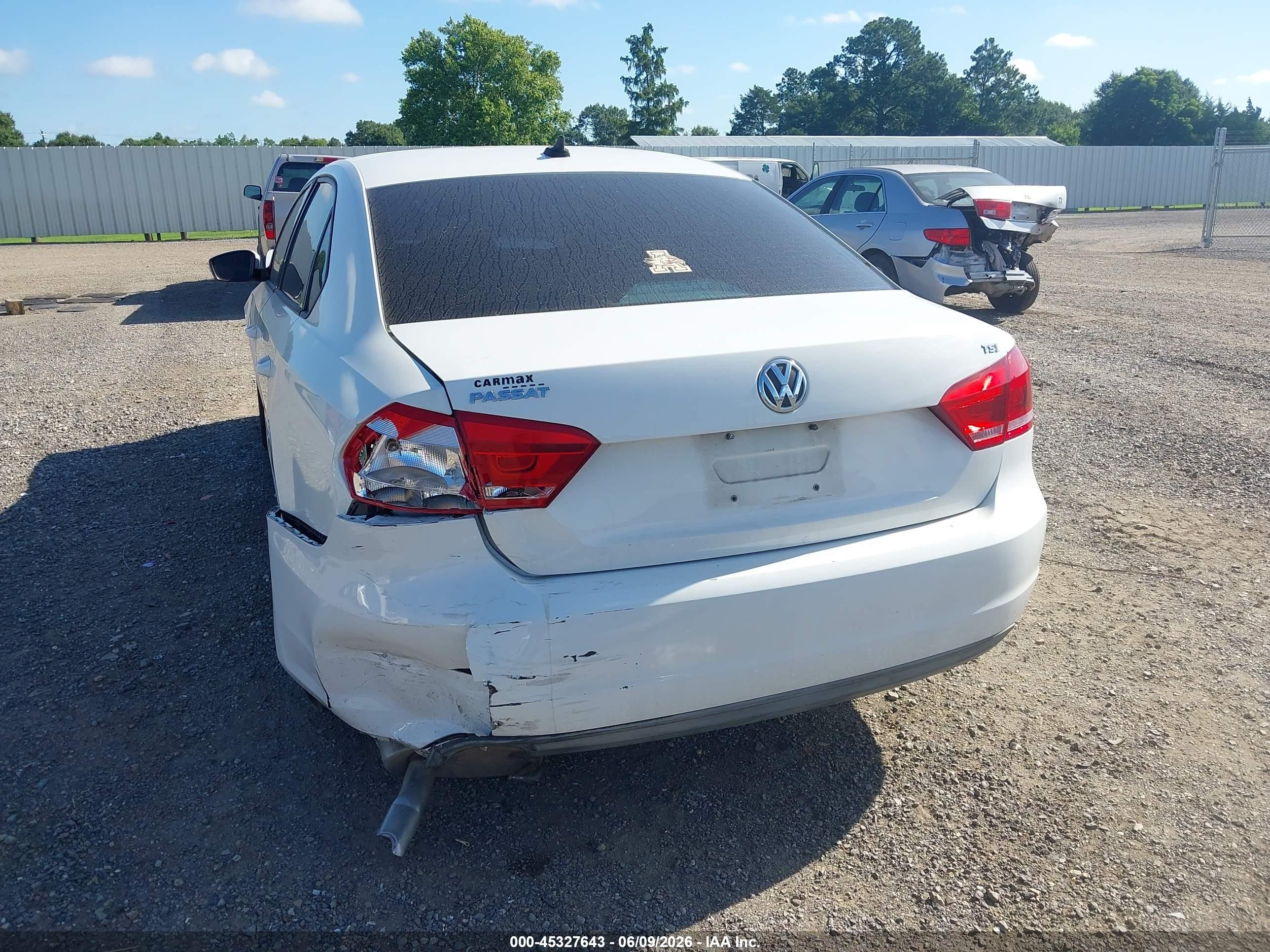 2015 Volkswagen Passat 1.8t Wolfsburg Edition White vin: 1VWAT7A30FC043397