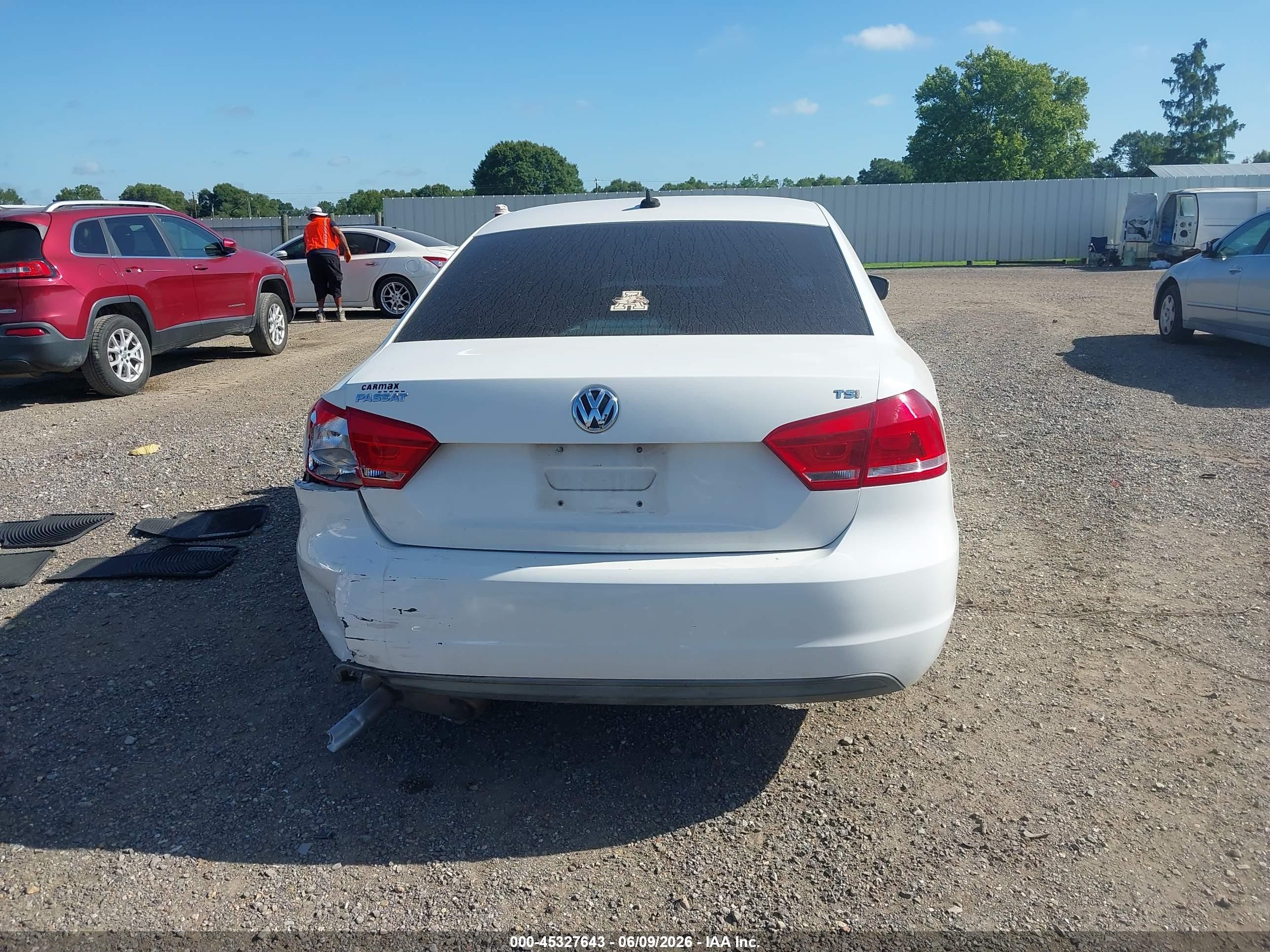 2015 Volkswagen Passat 1.8t Wolfsburg Edition White vin: 1VWAT7A30FC043397