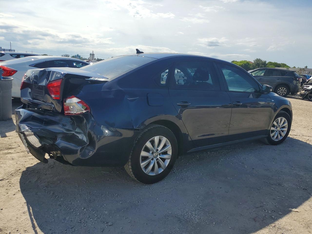 2015 Volkswagen Passat S Синий vin: 1VWAT7A30FC045425