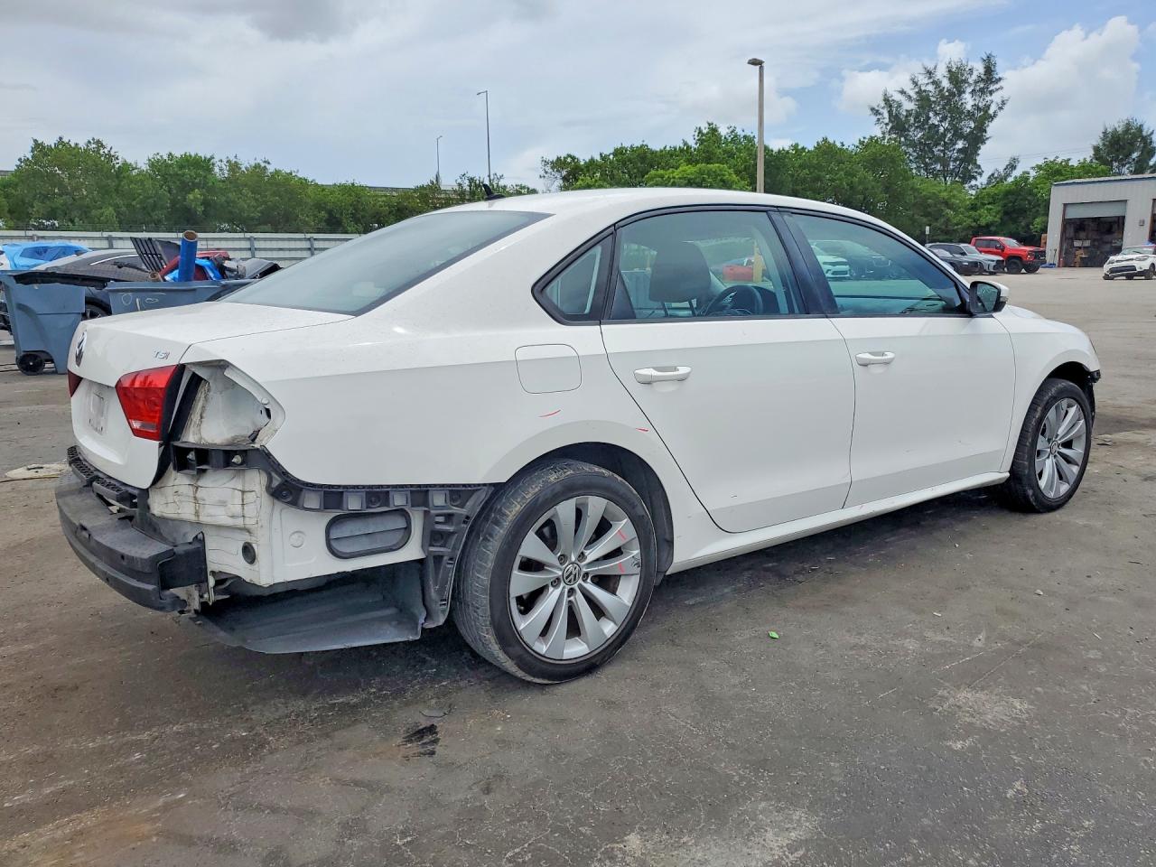 2015 Volkswagen Passat S White vin: 1VWAT7A30FC052312