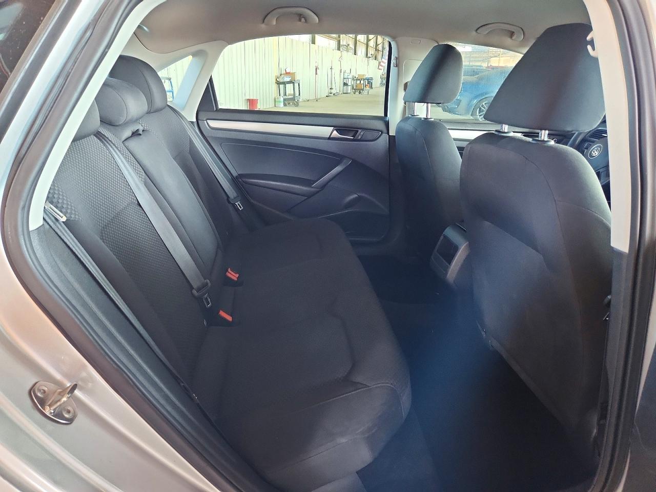 2015 Volkswagen Passat S Silver vin: 1VWAT7A30FC061544