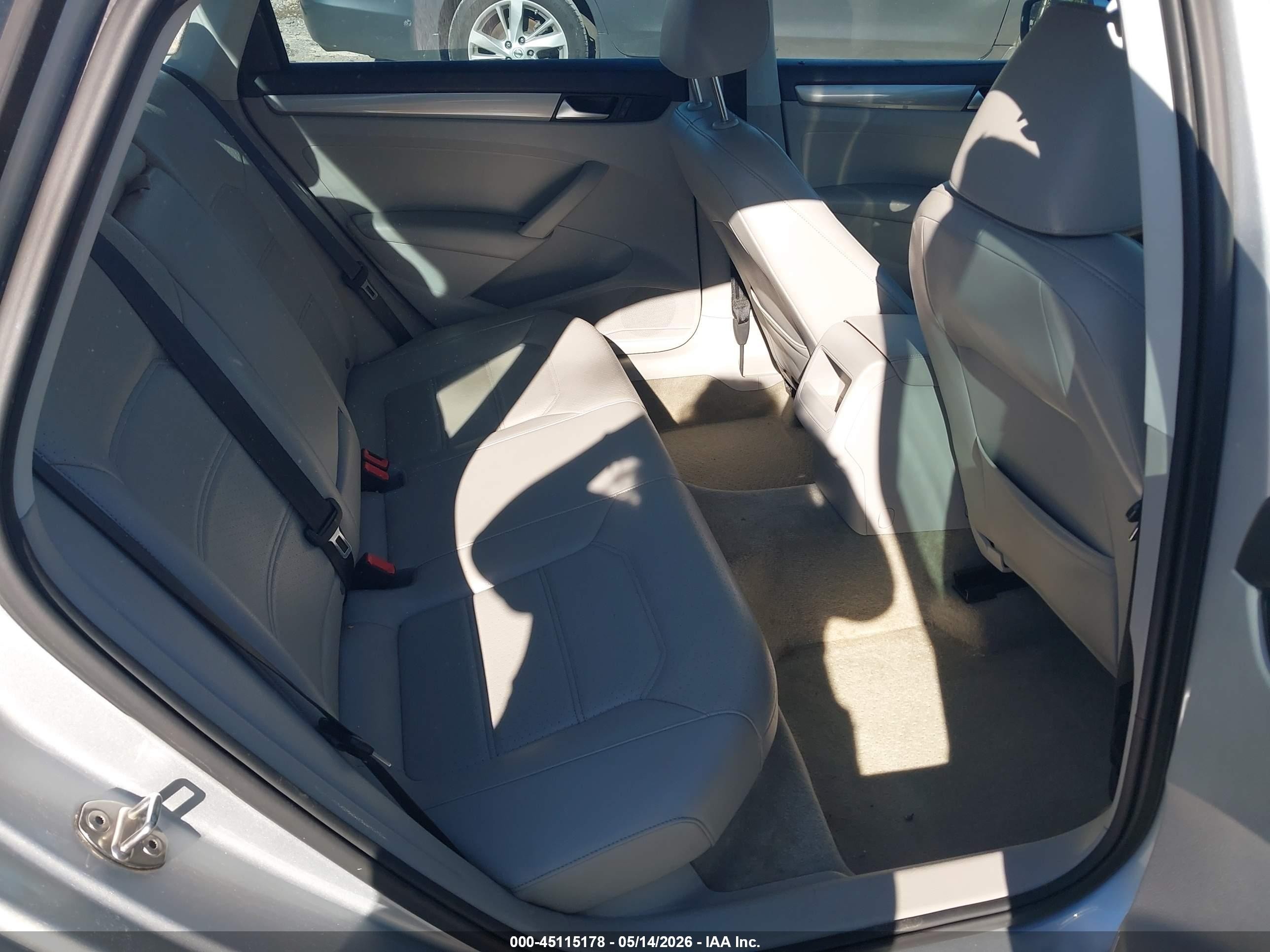 2015 Volkswagen Passat 1.8t Limited Edition Silver vin: 1VWAT7A30FC077503