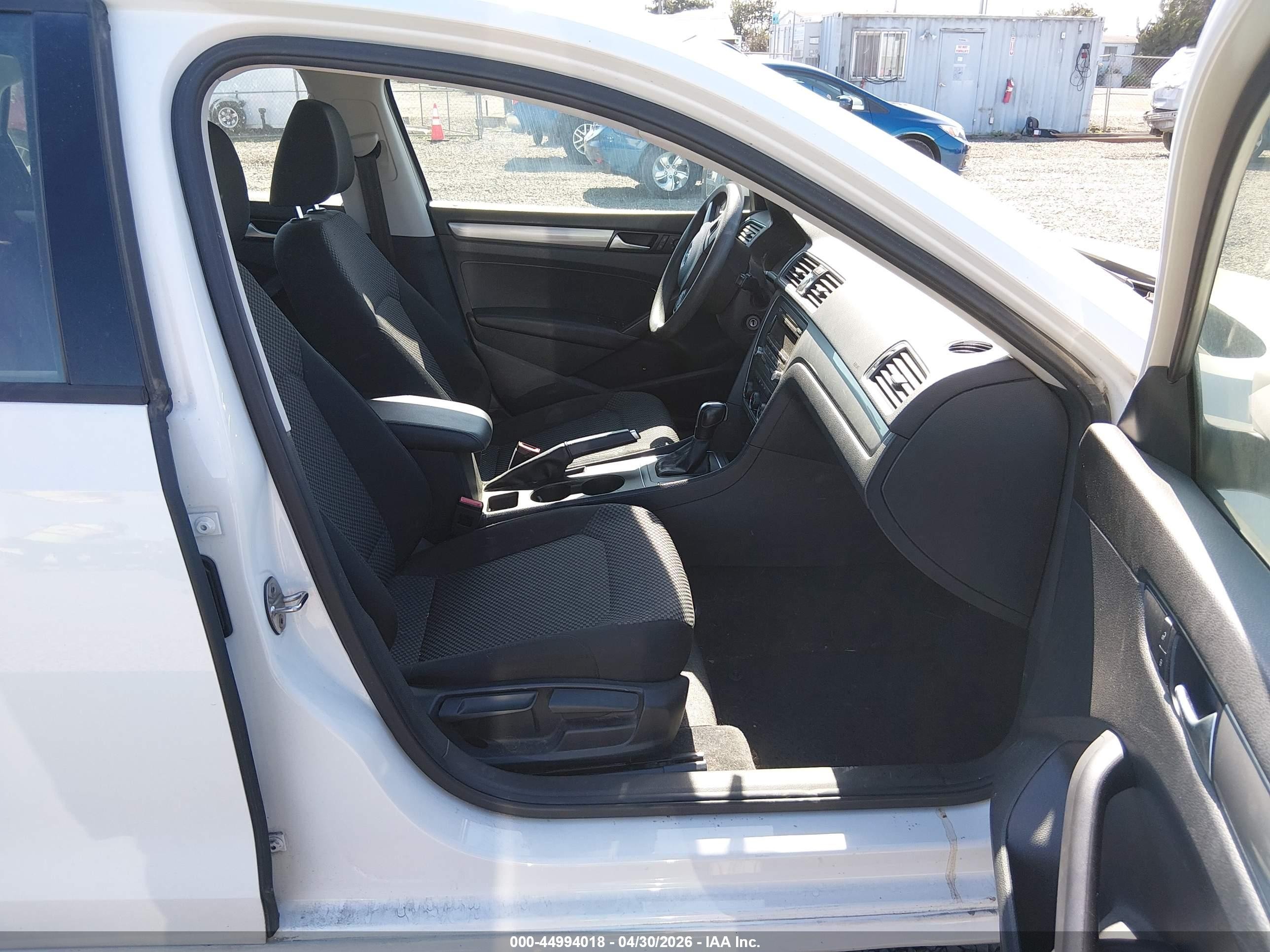 2015 Volkswagen Passat 1.8t S White vin: 1VWAT7A30FC091160