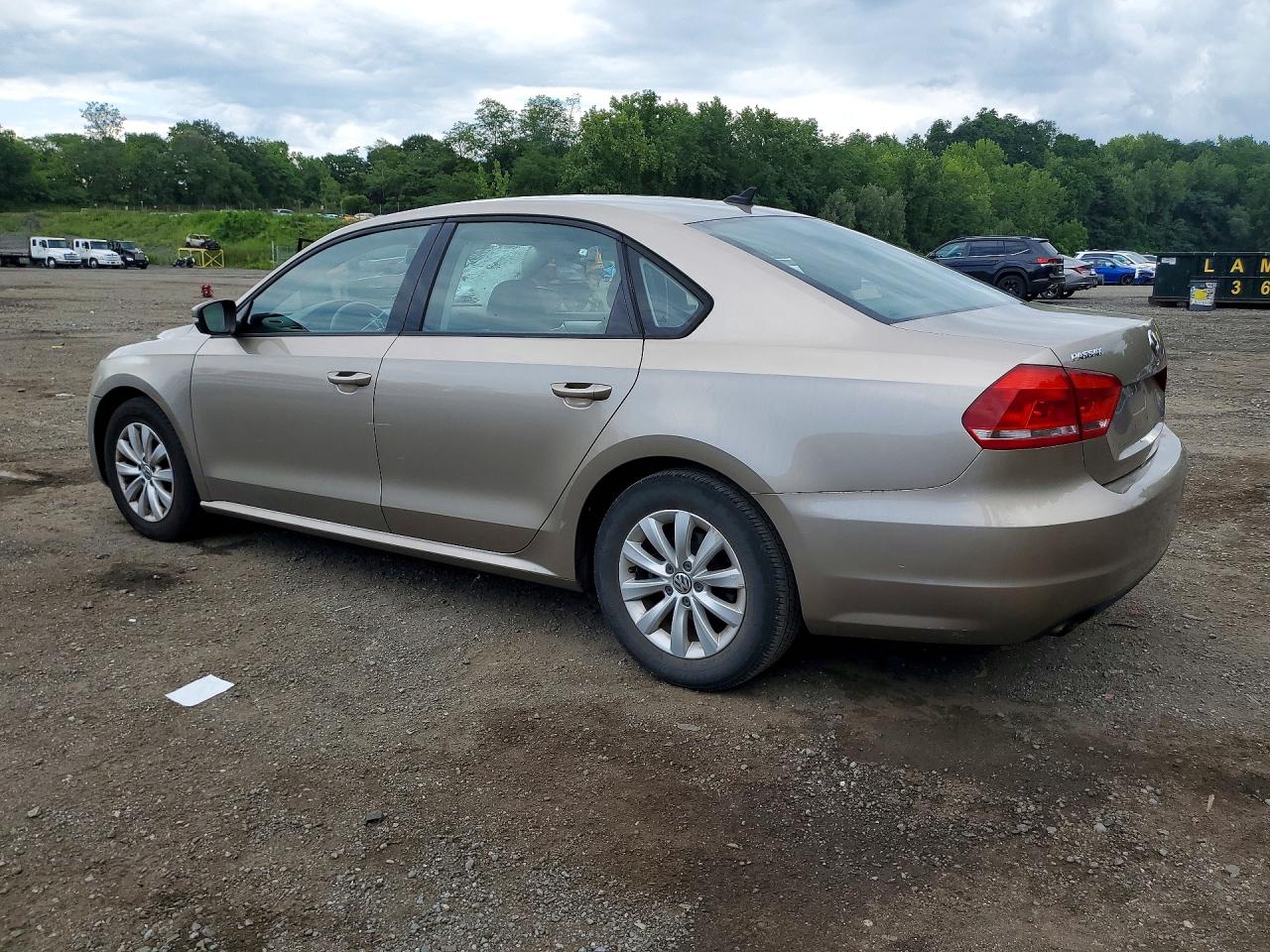 2015 Volkswagen Passat S Золотой vin: 1VWAT7A30FC098447
