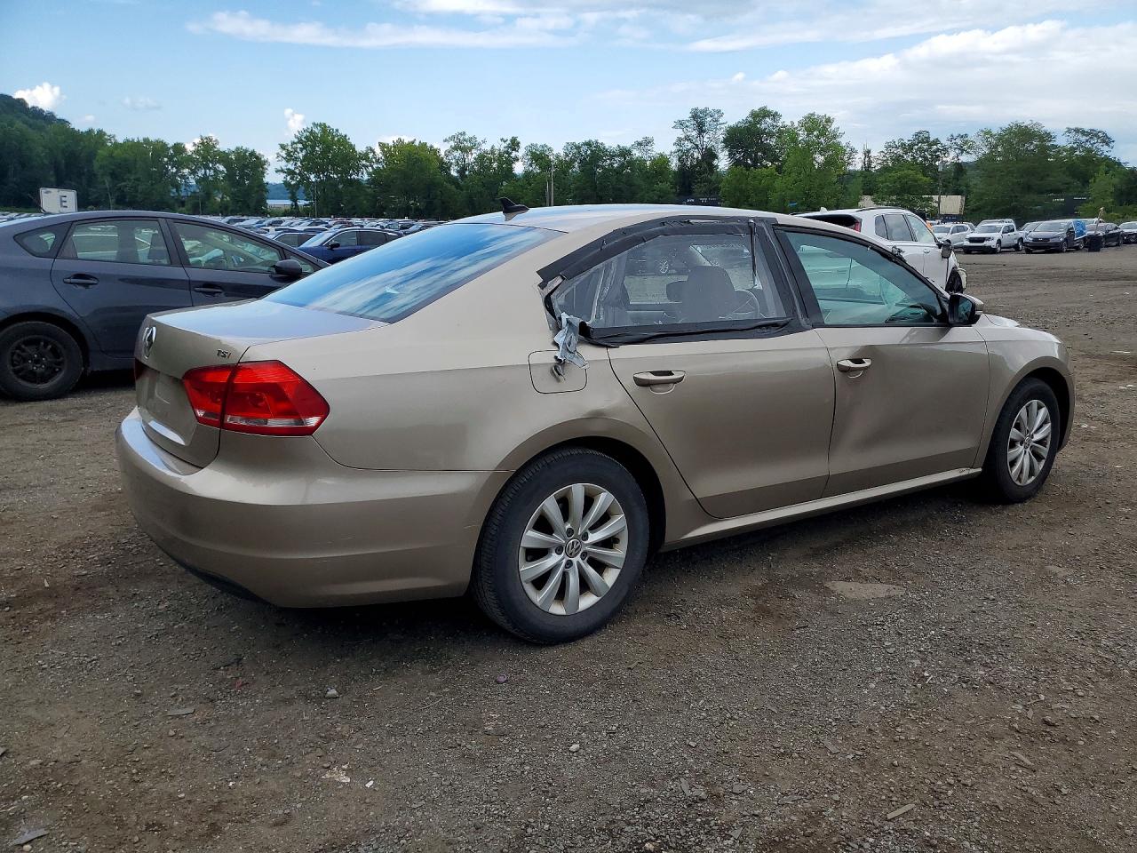 2015 Volkswagen Passat S Золотой vin: 1VWAT7A30FC098447
