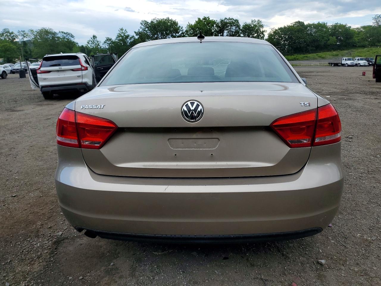 2015 Volkswagen Passat S Золотой vin: 1VWAT7A30FC098447