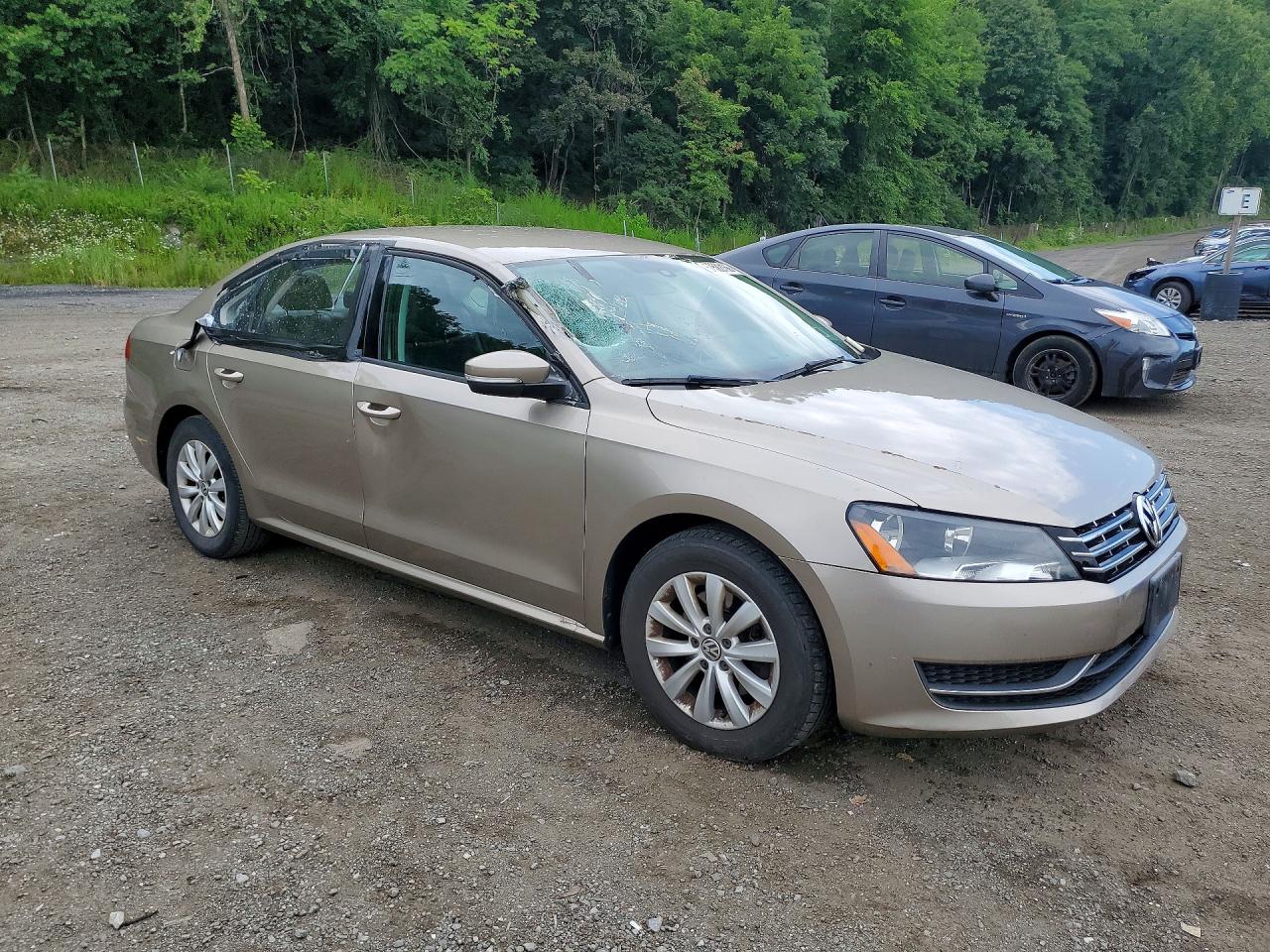 2015 Volkswagen Passat S Золотой vin: 1VWAT7A30FC098447