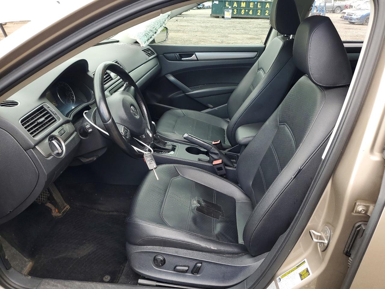 2015 Volkswagen Passat S Золотой vin: 1VWAT7A30FC098447
