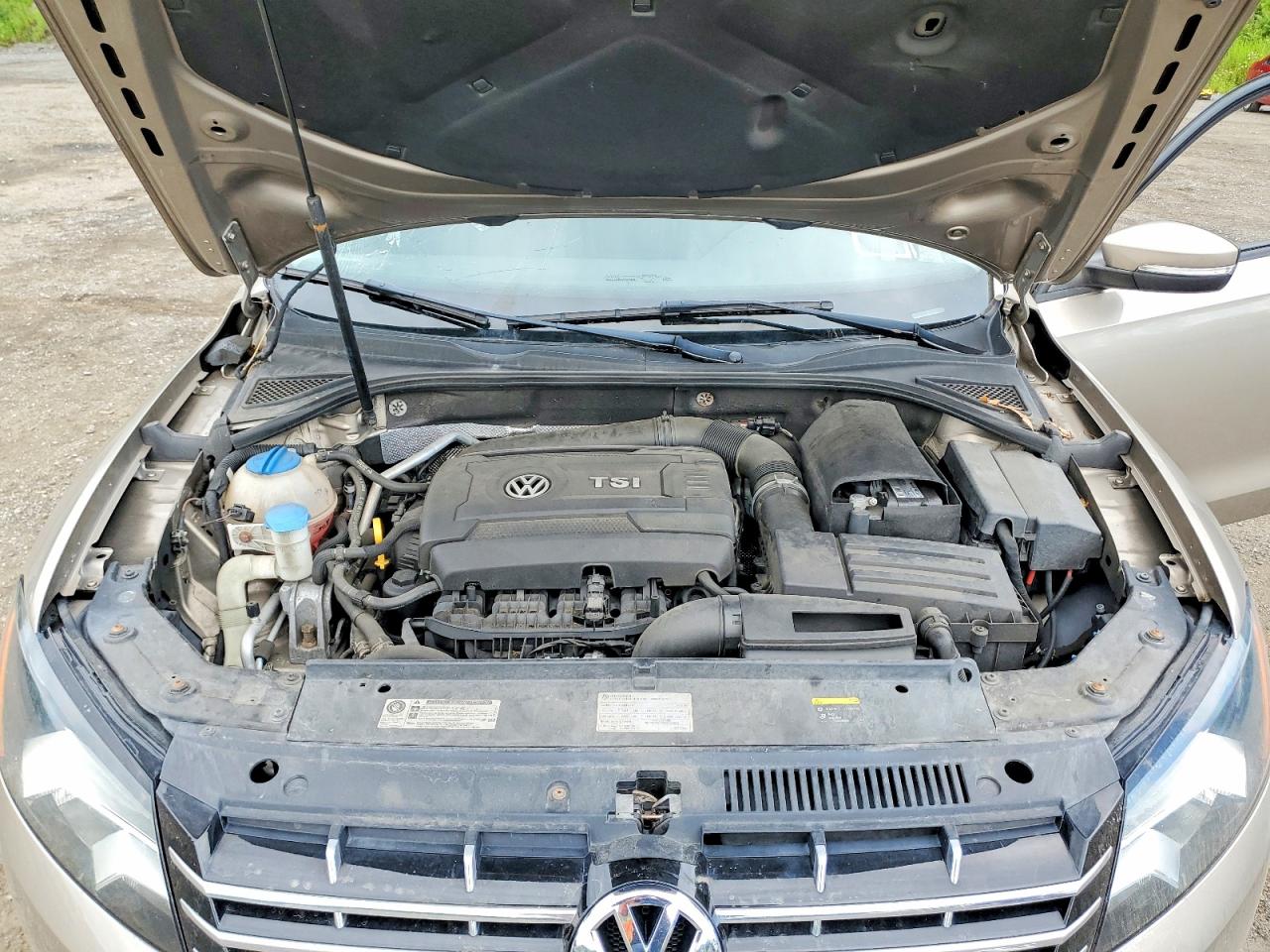 2015 Volkswagen Passat S Золотой vin: 1VWAT7A30FC098447