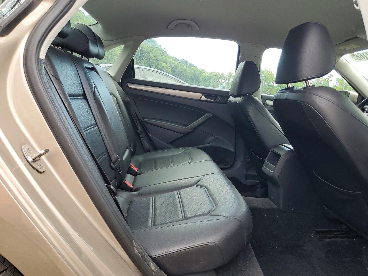 2015 Volkswagen Passat S Золотой vin: 1VWAT7A30FC098447