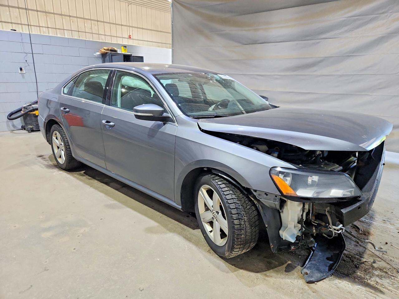 2015 Volkswagen Passat S Серый vin: 1VWAT7A30FC119751