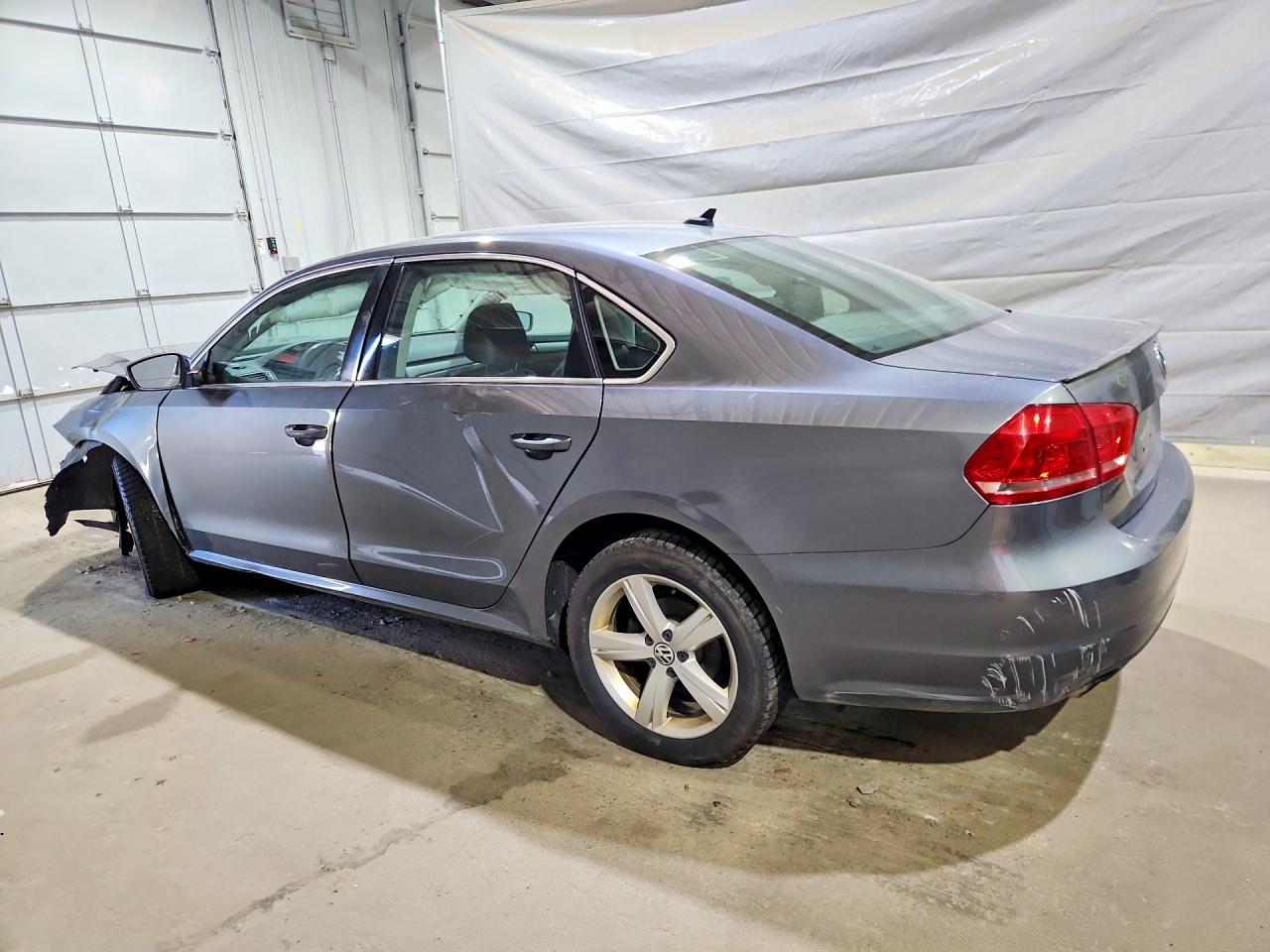 2015 Volkswagen Passat S Серый vin: 1VWAT7A30FC119751