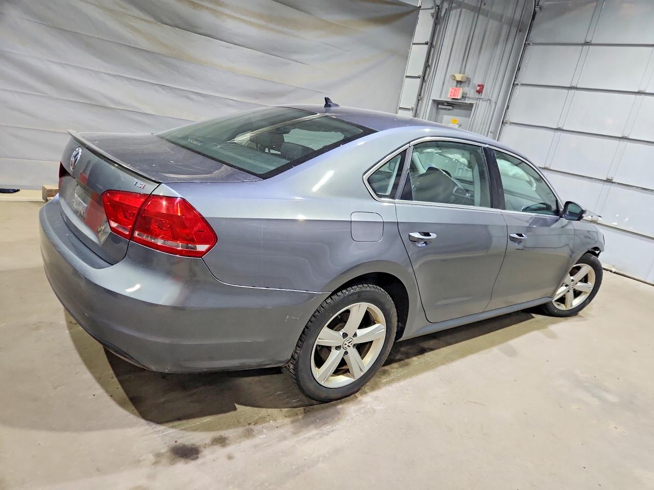 2015 Volkswagen Passat S Серый vin: 1VWAT7A30FC119751