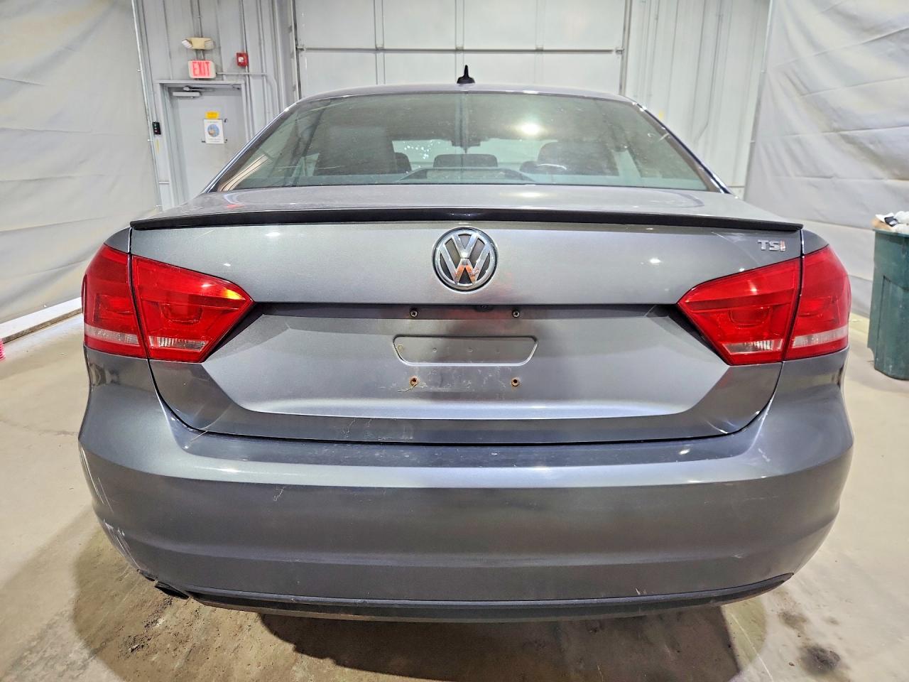2015 Volkswagen Passat S Серый vin: 1VWAT7A30FC119751