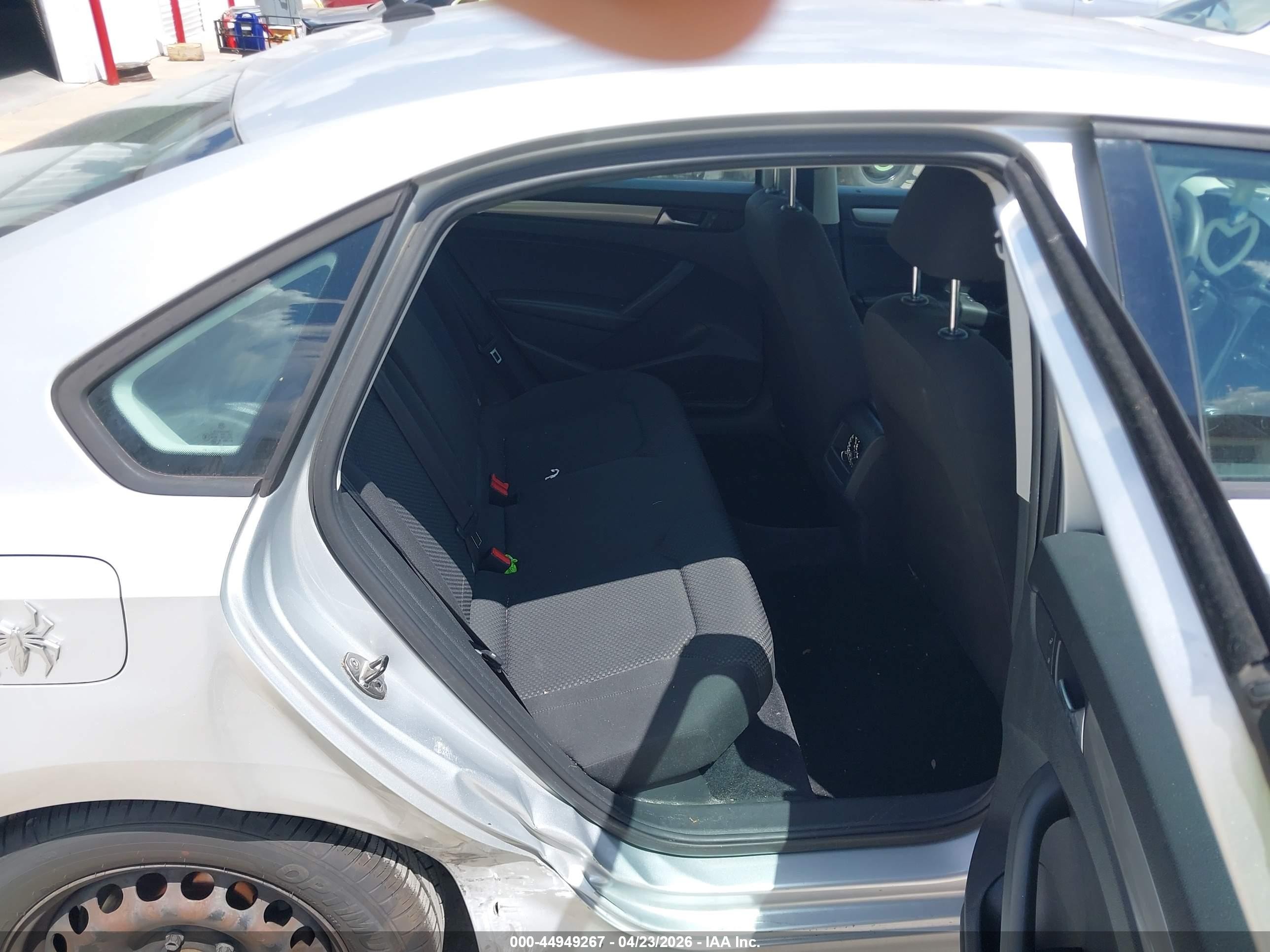 2014 Volkswagen Passat 1.8t S Silver vin: 1VWAT7A31EC087181