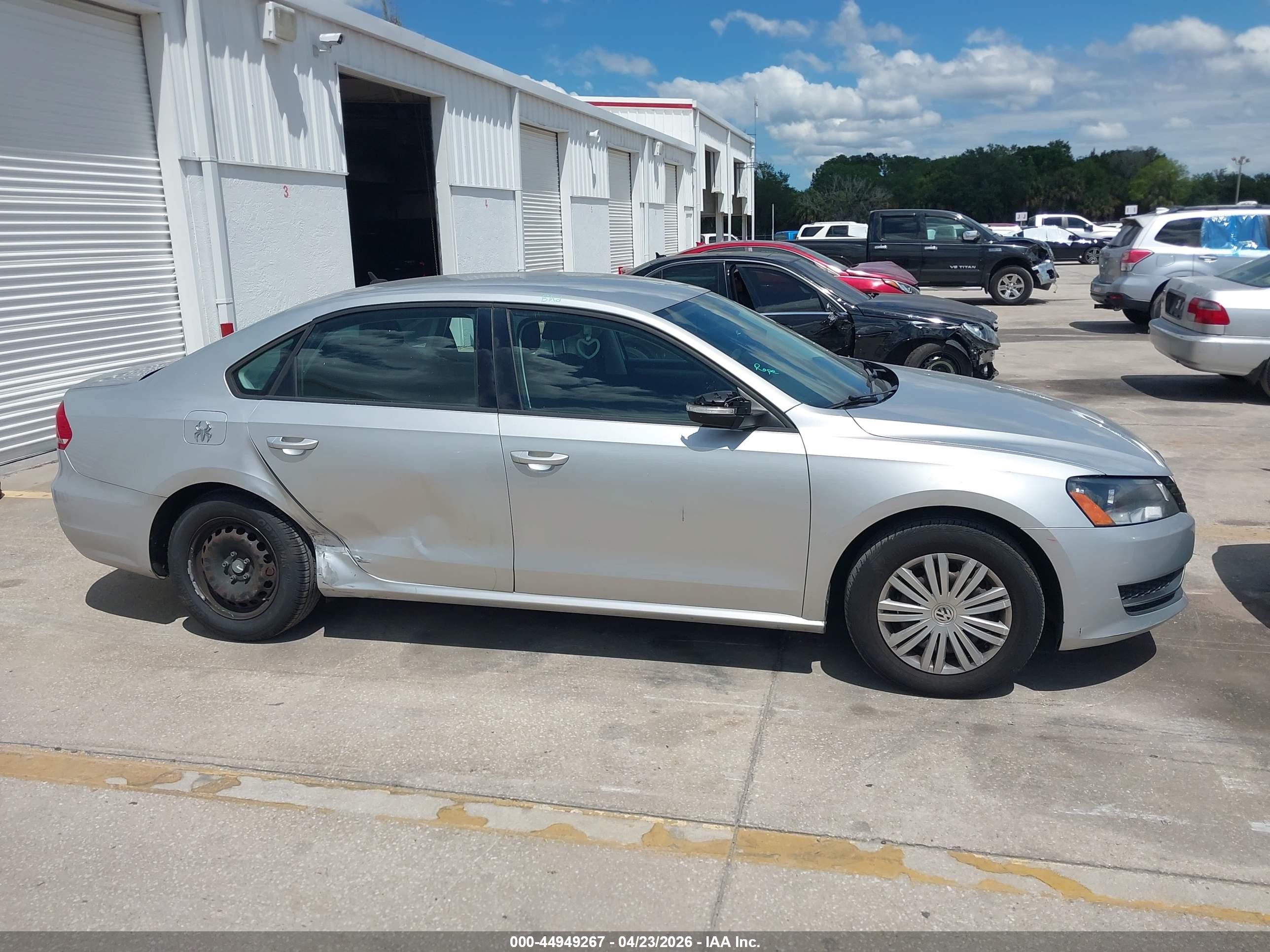 2014 Volkswagen Passat 1.8t S Silver vin: 1VWAT7A31EC087181
