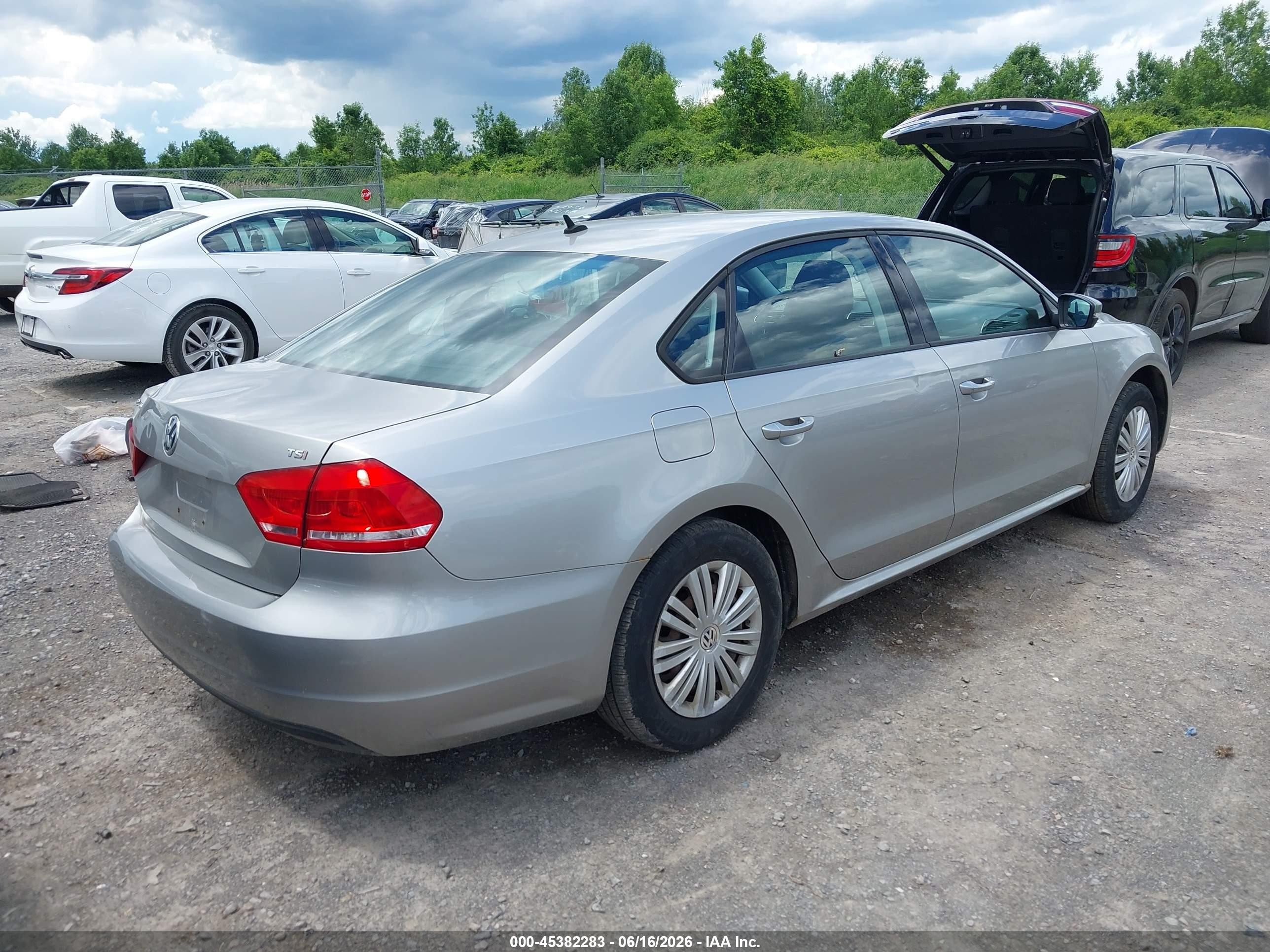 2014 Volkswagen Passat 1.8t S Серебряный vin: 1VWAT7A31EC105310
