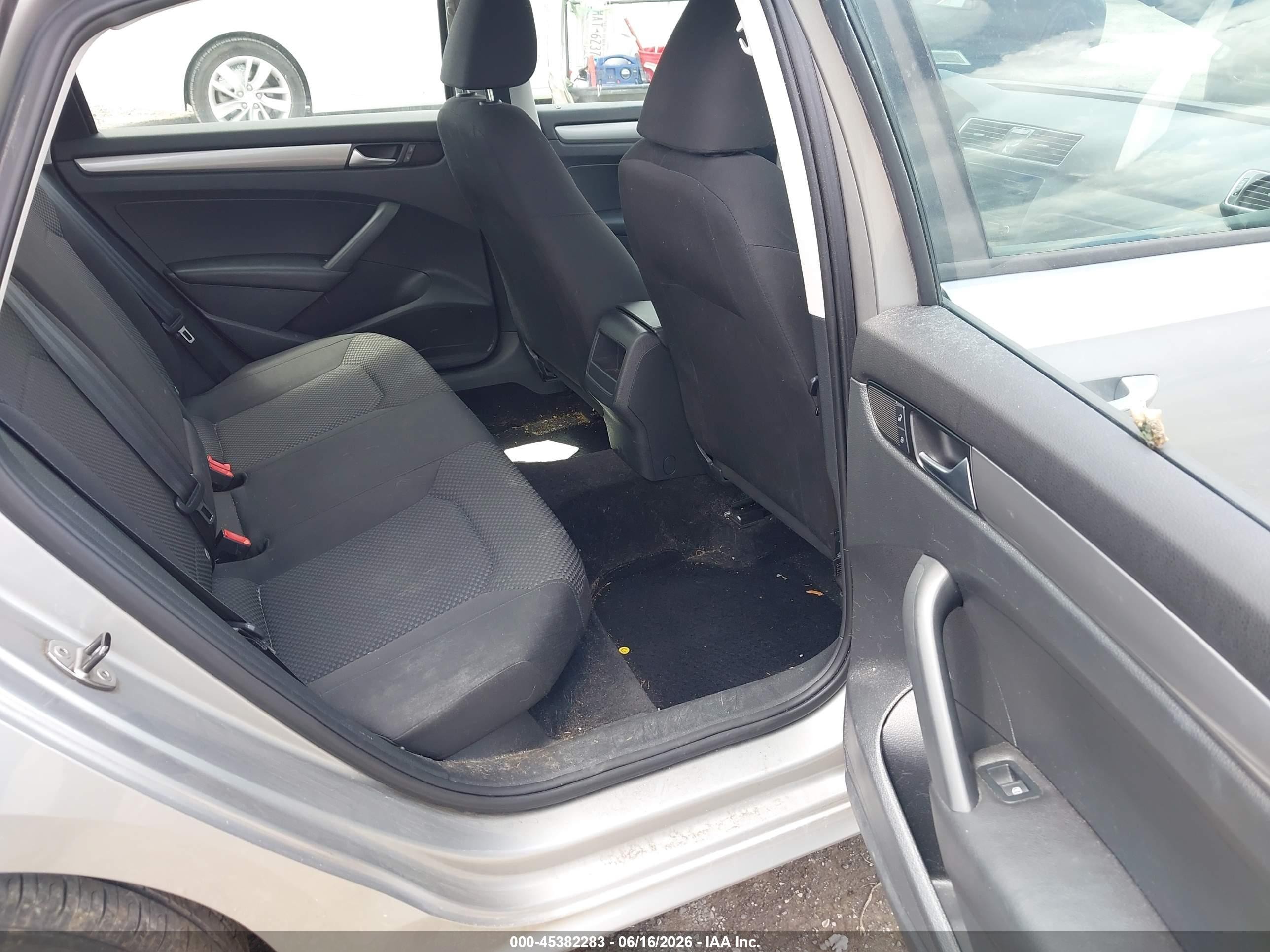 2014 Volkswagen Passat 1.8t S Серебряный vin: 1VWAT7A31EC105310