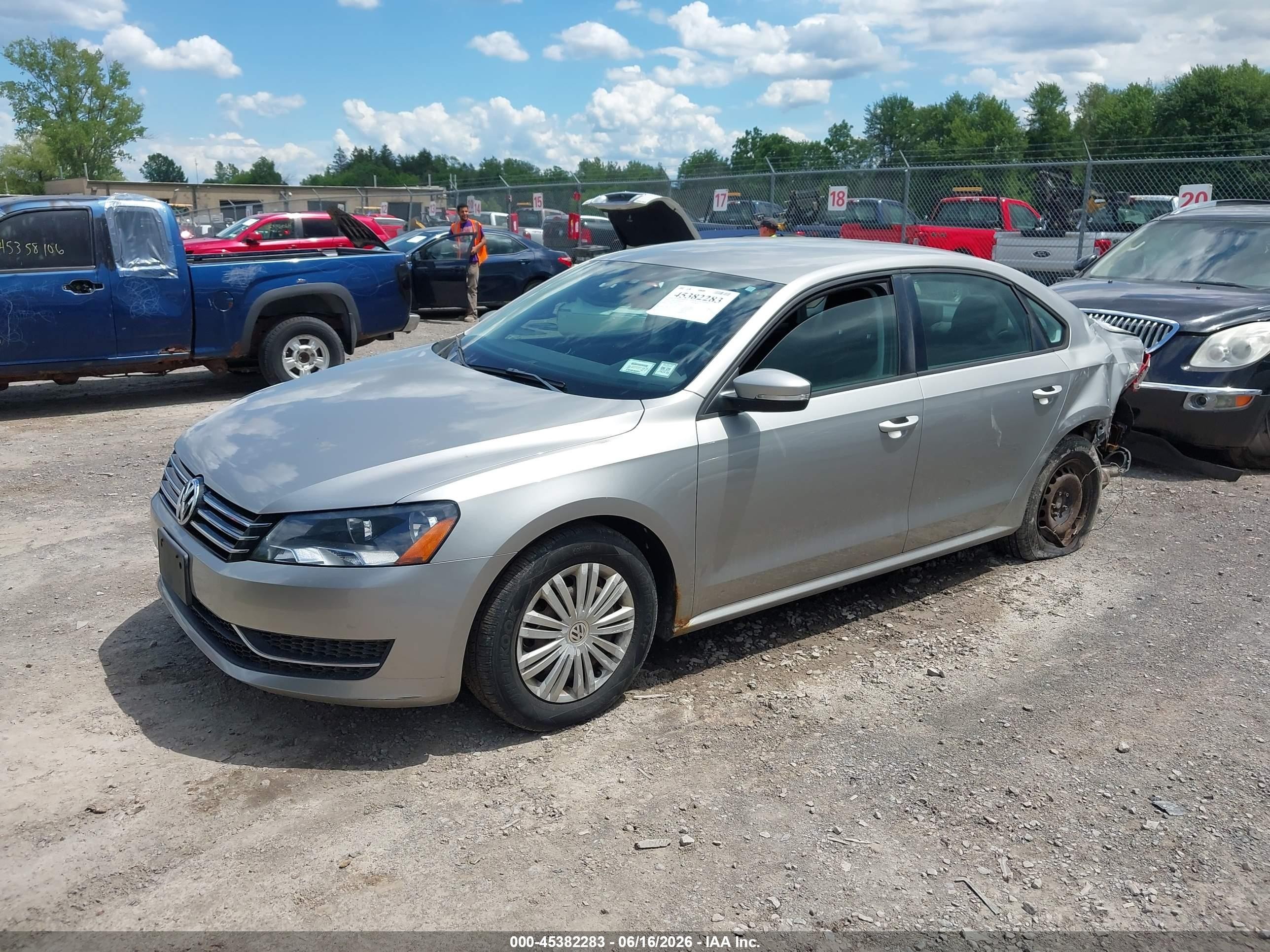 2014 Volkswagen Passat 1.8t S Серебряный vin: 1VWAT7A31EC105310