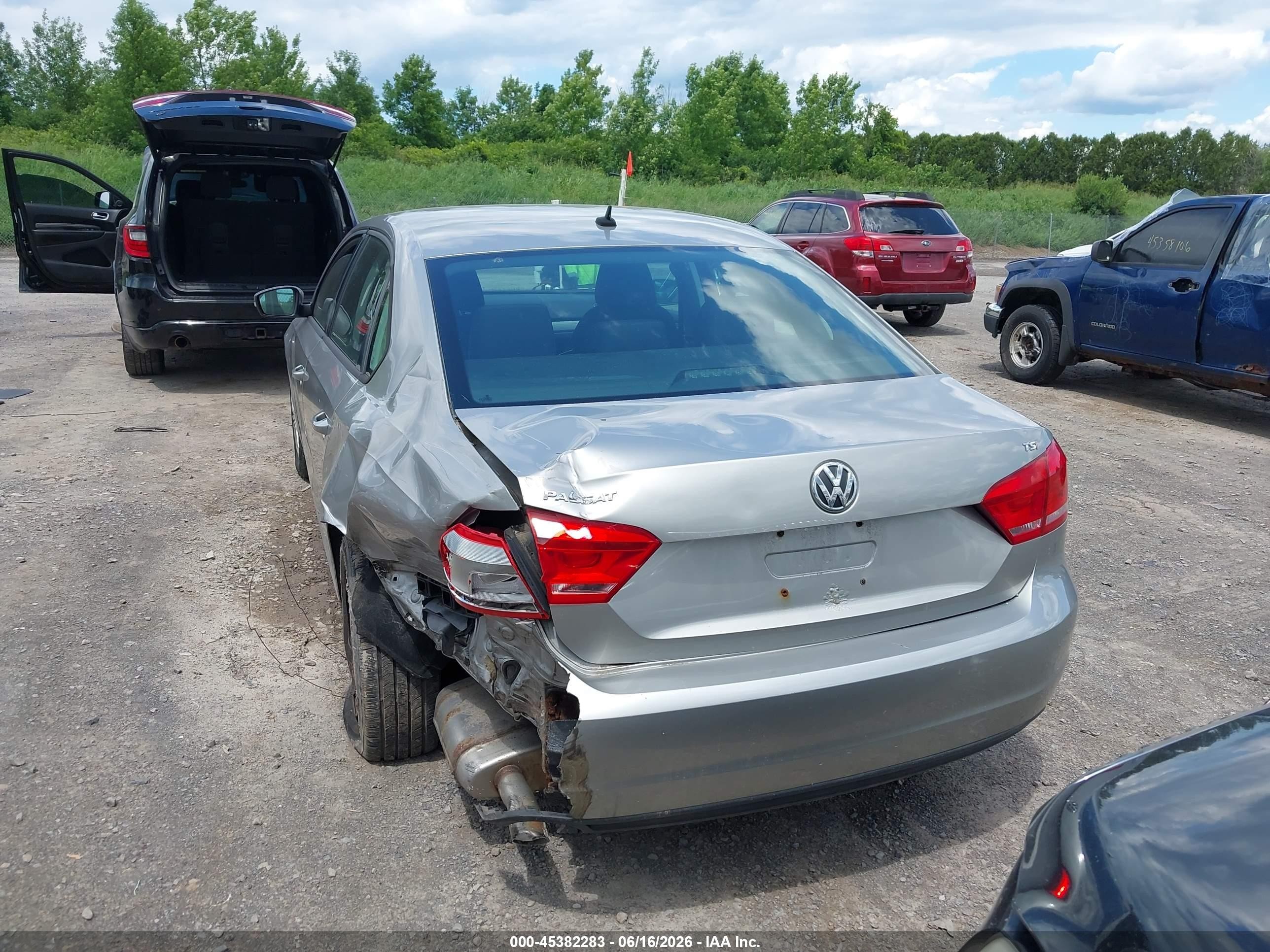 2014 Volkswagen Passat 1.8t S Серебряный vin: 1VWAT7A31EC105310