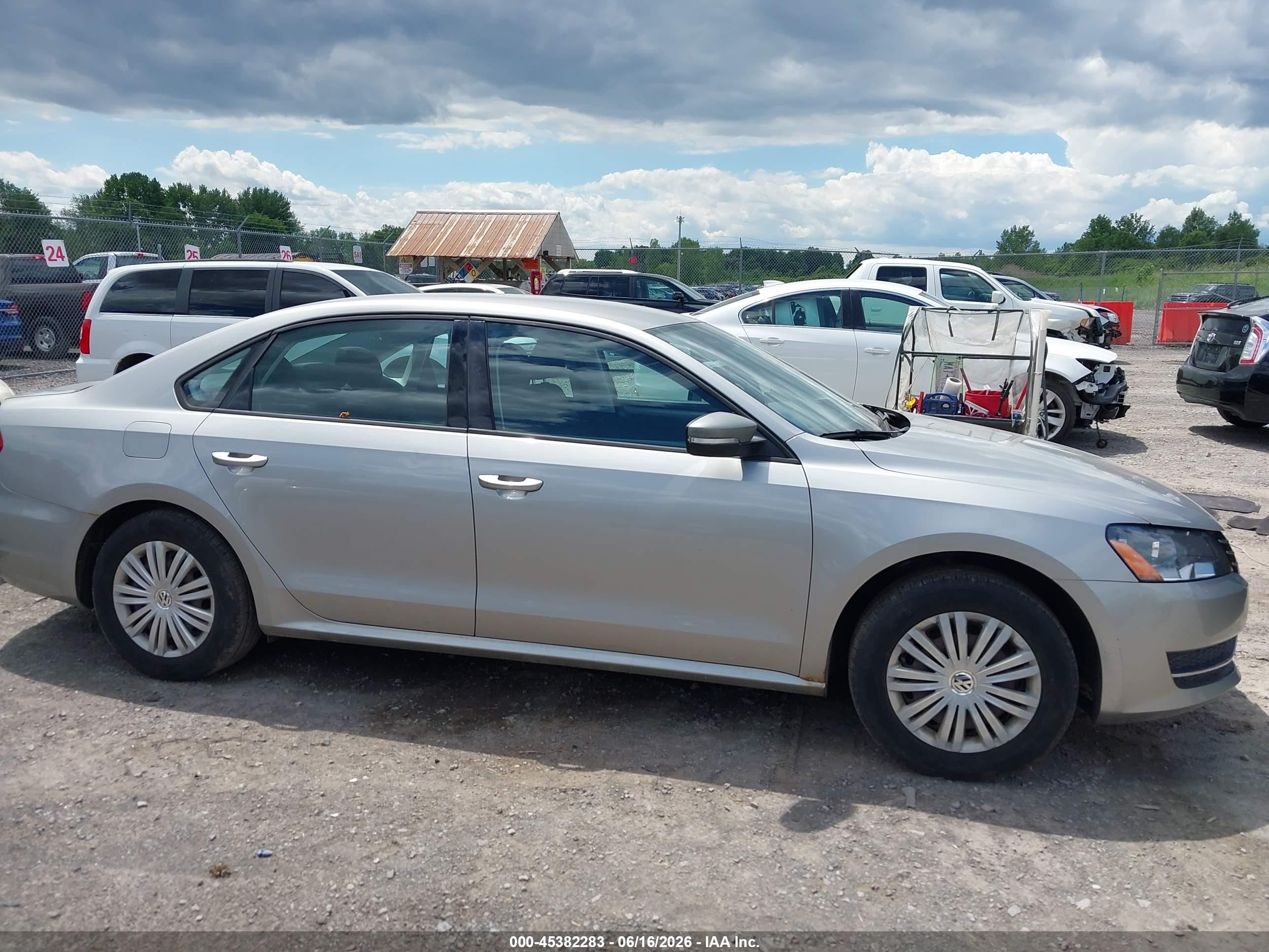 2014 Volkswagen Passat 1.8t S Серебряный vin: 1VWAT7A31EC105310